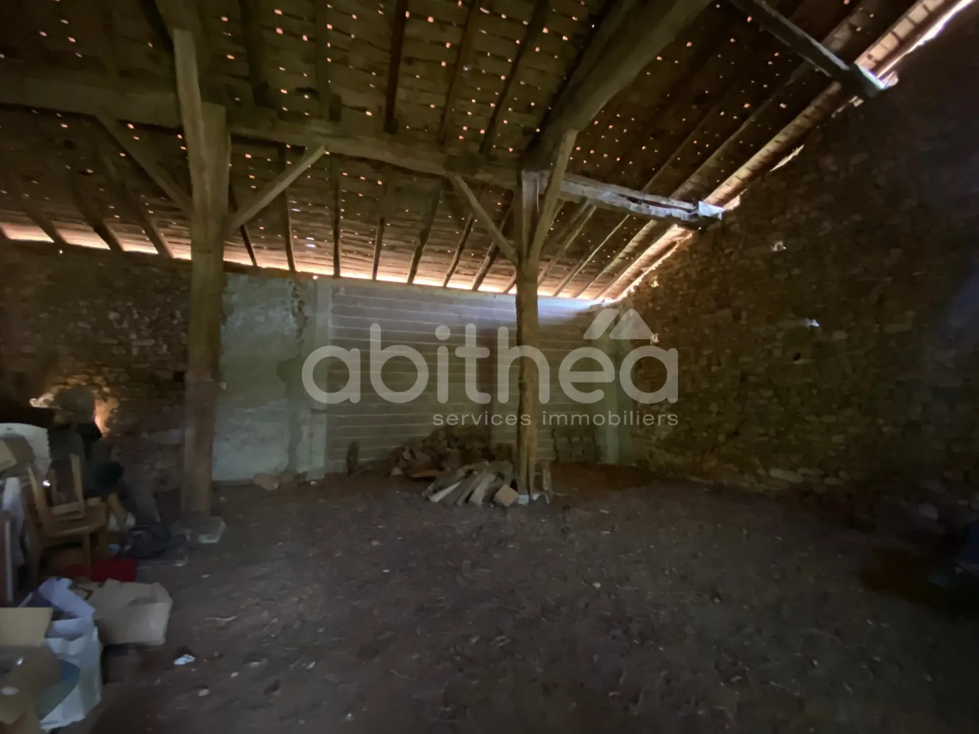 Maison à rénover avec grande grange et terrain à Cherves Châtelars (16310) 