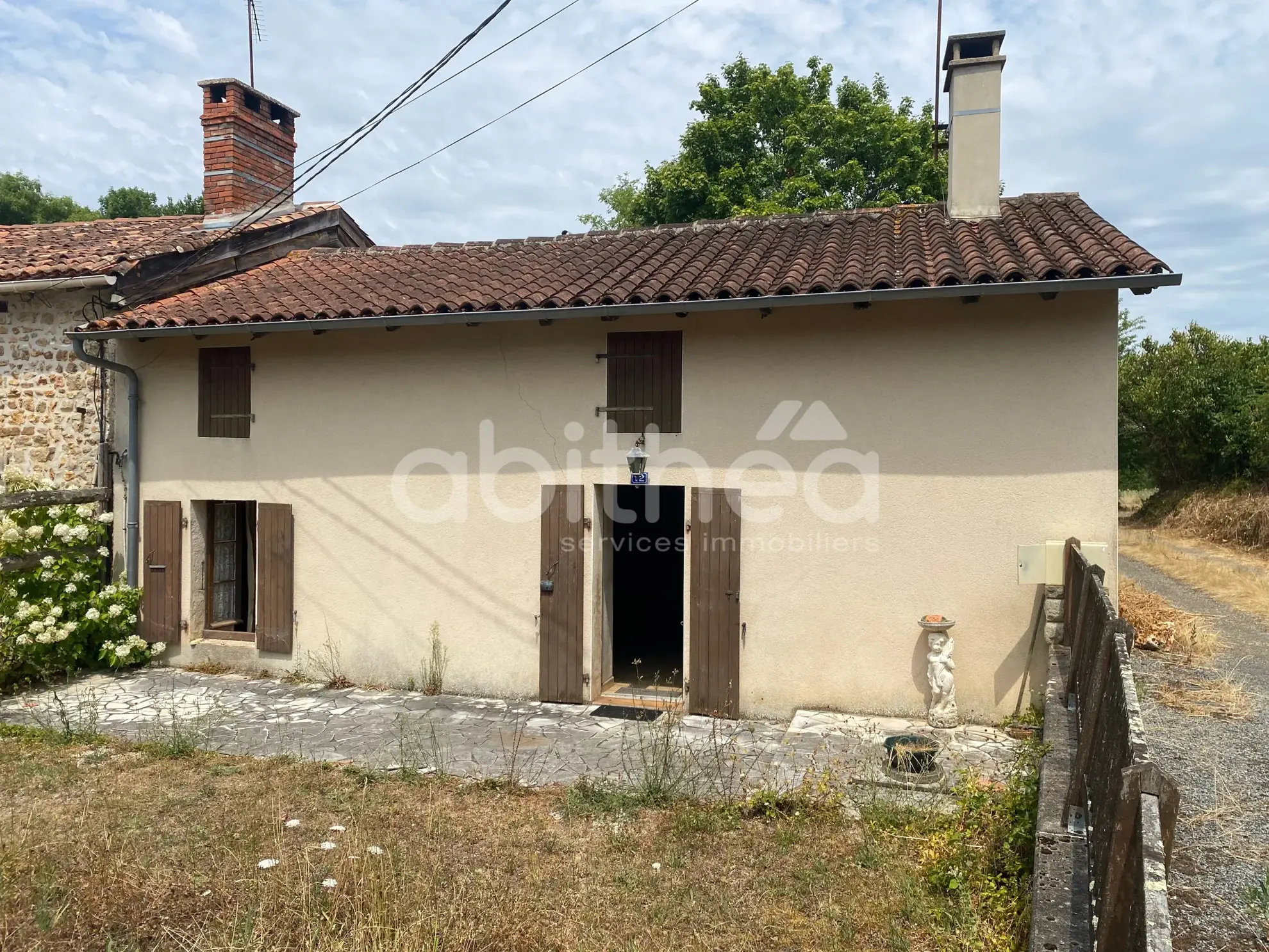 Maison à rénover avec grande grange et terrain à Cherves Châtelars (16310) 