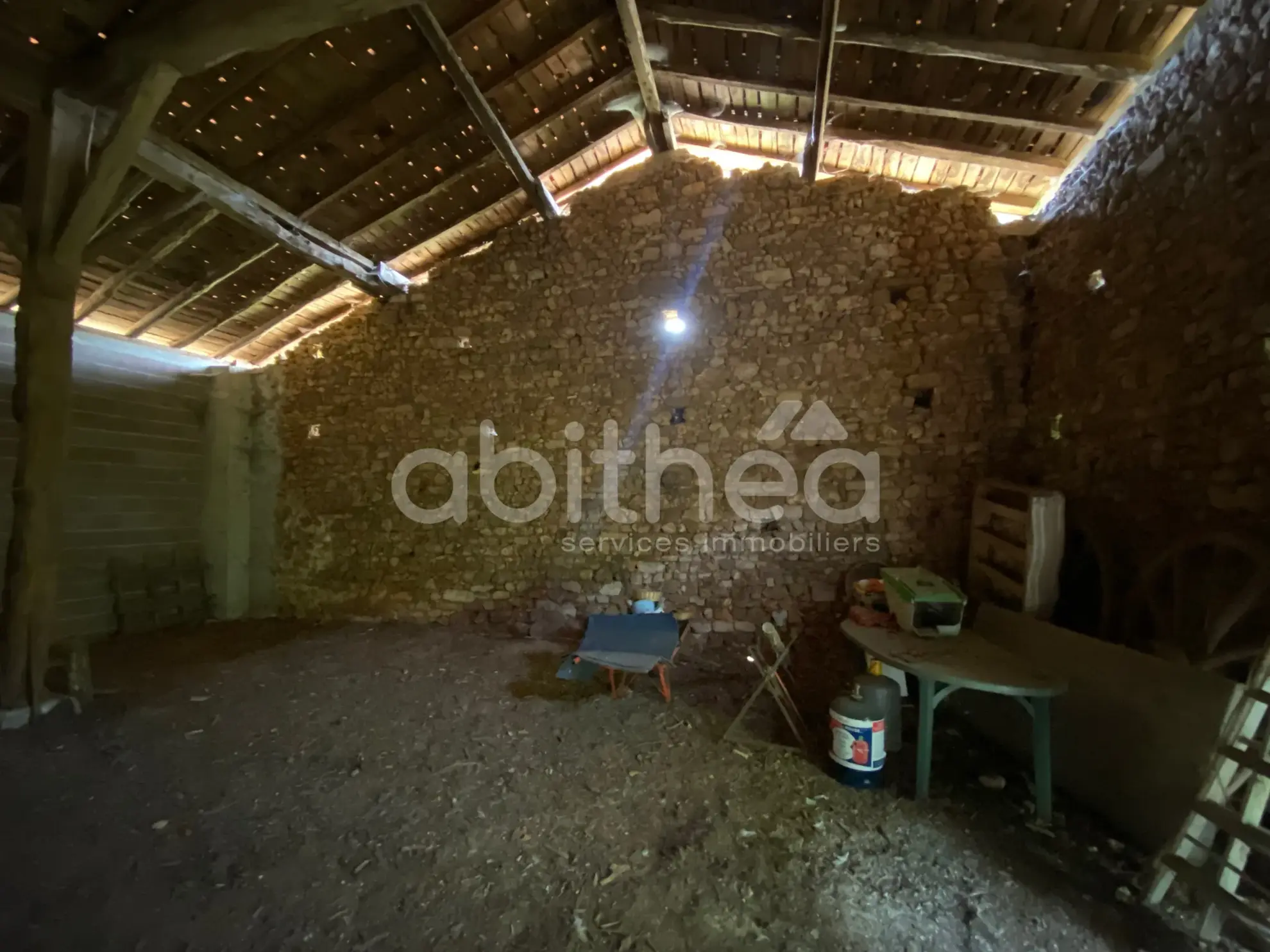 Maison à rénover avec grande grange et terrain à Cherves Châtelars (16310) 