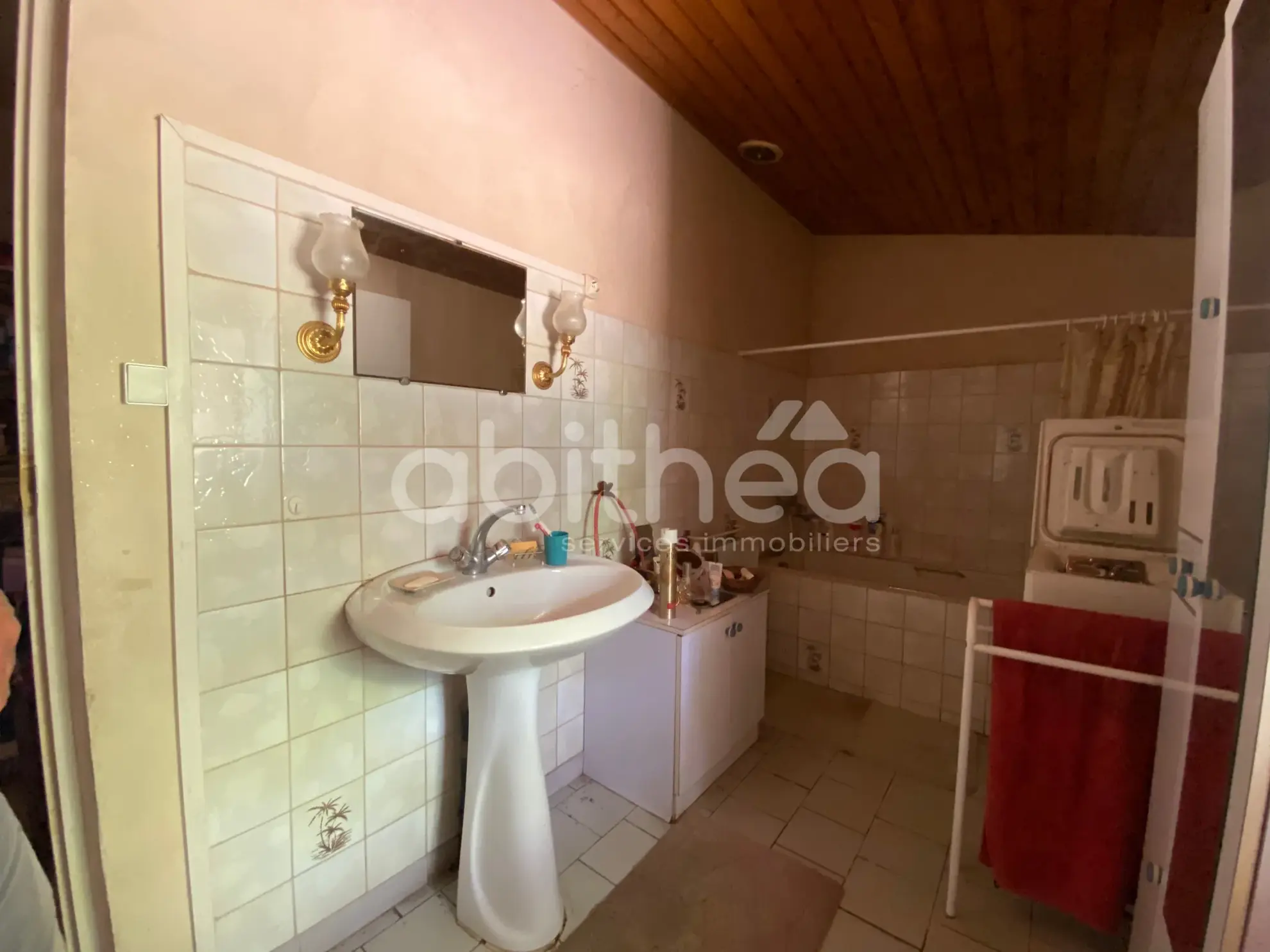 Maison à rénover avec grande grange et terrain à Cherves Châtelars (16310) 