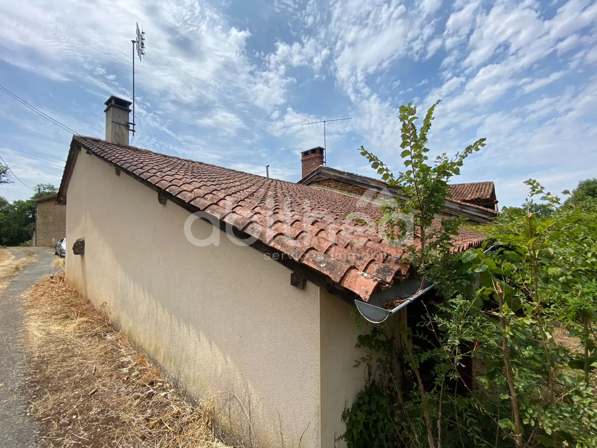 Maison à rénover avec grande grange et terrain à Cherves Châtelars (16310) 