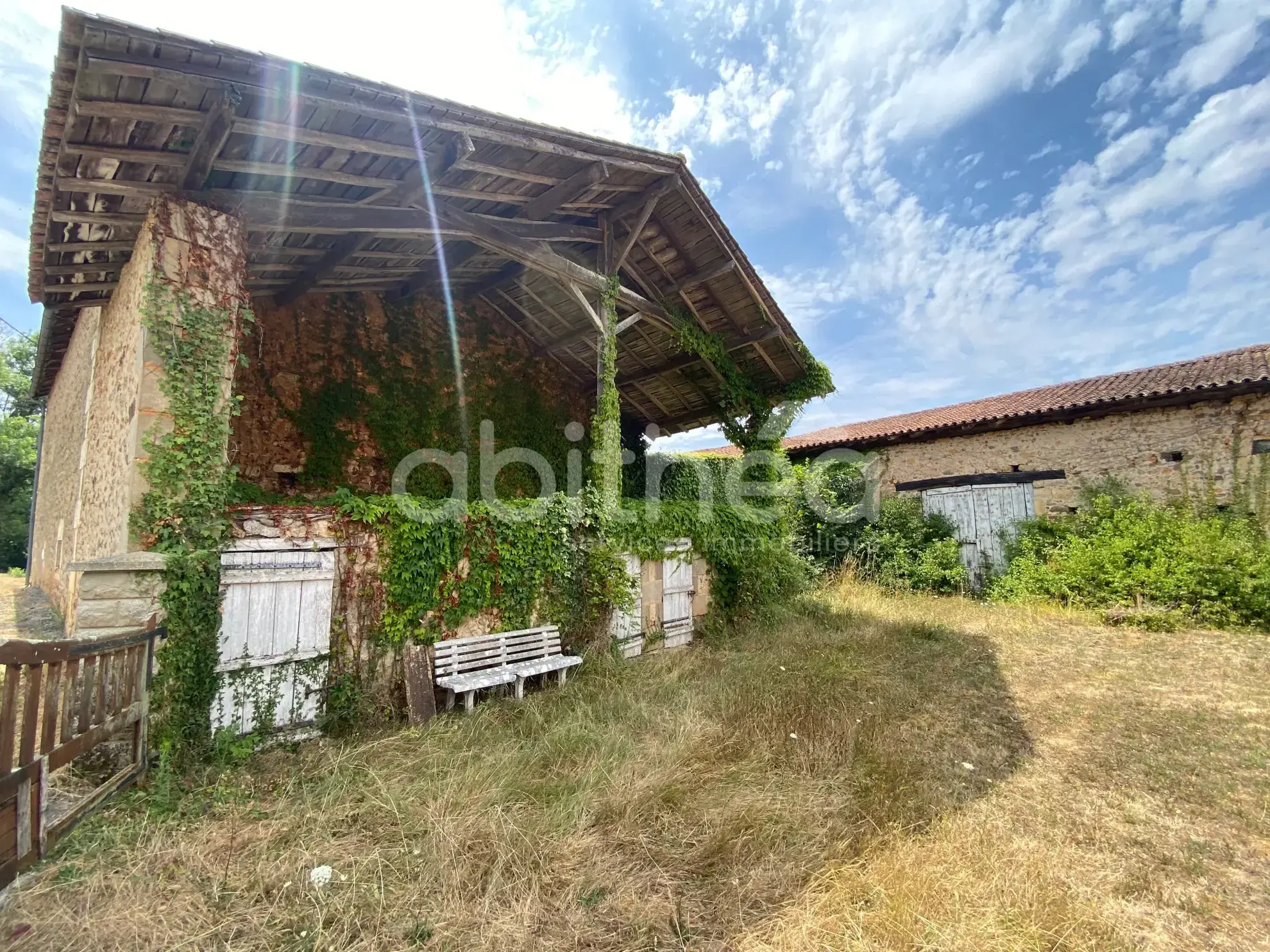 Maison à rénover avec grande grange et terrain à Cherves Châtelars (16310) 