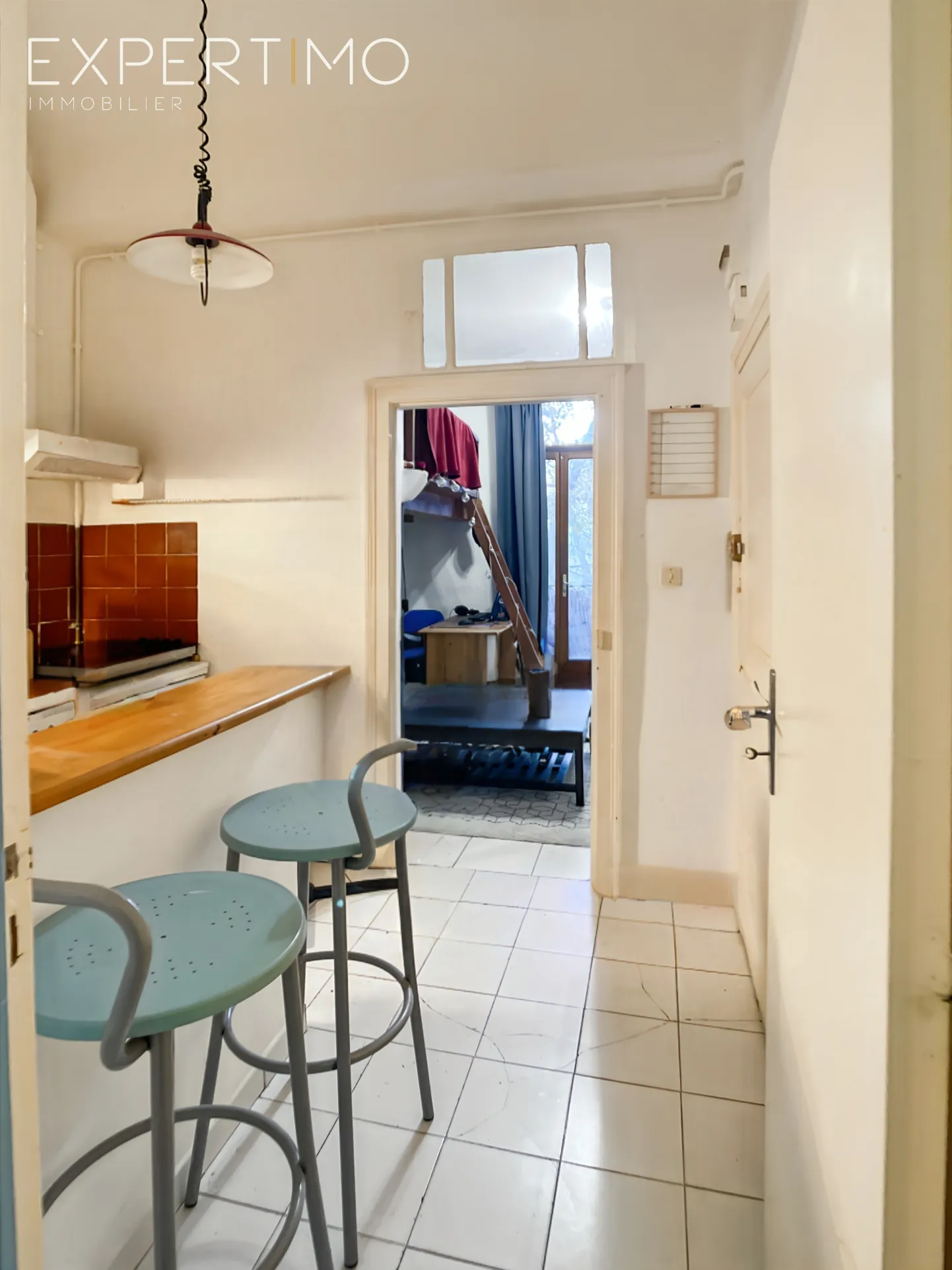 Charmant studio de 29 m² à Montpellier, place de la Chapelle Neuve, avec petit extérieur et potentiel locatif