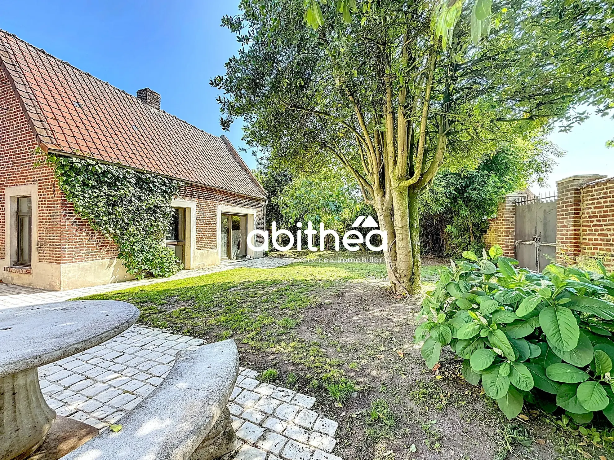 Belle longère en pierres blanches à Maroeuil avec dépendance et jardin ensoleillé 
