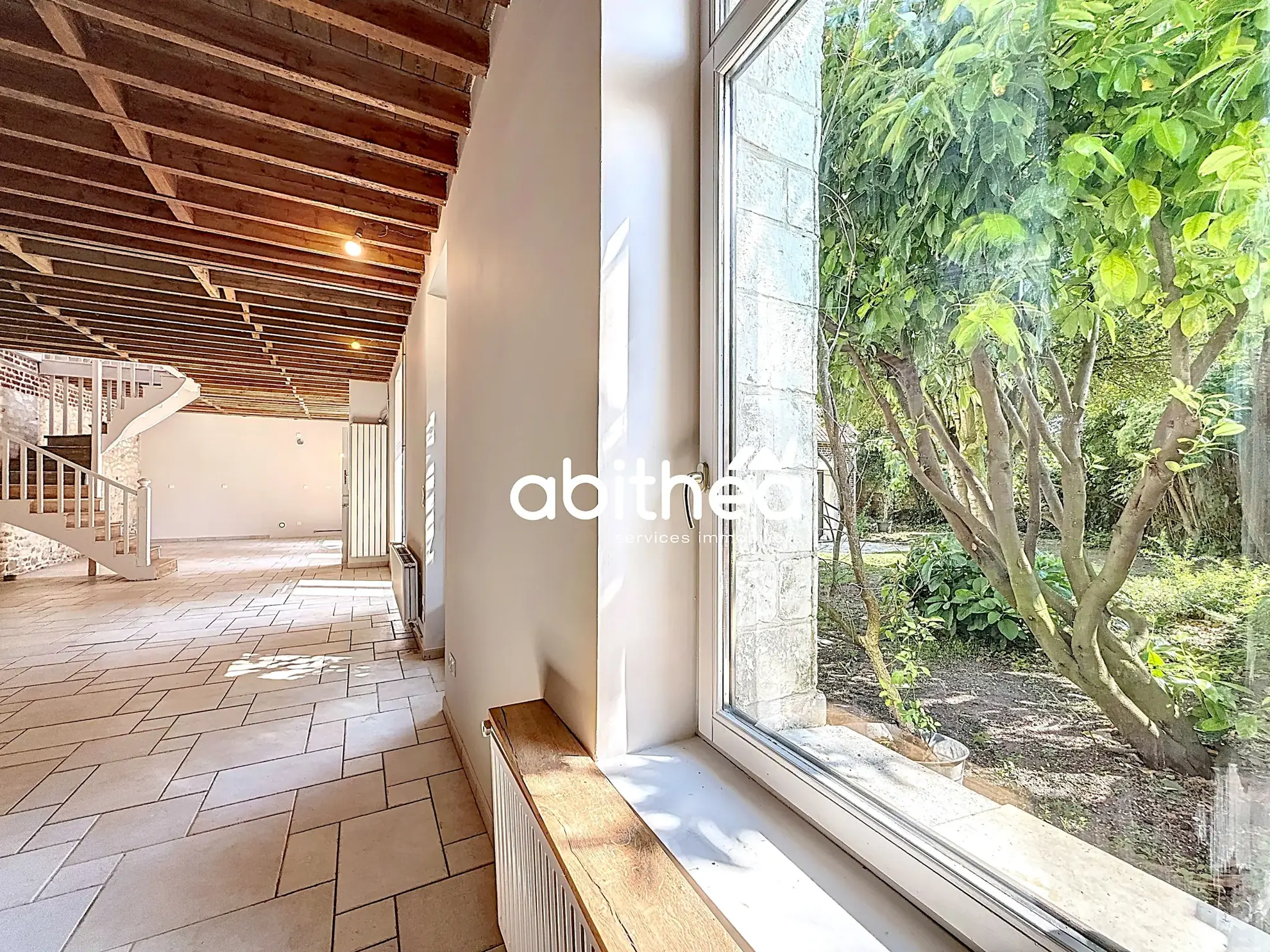 Belle longère en pierres blanches à Maroeuil avec dépendance et jardin ensoleillé 