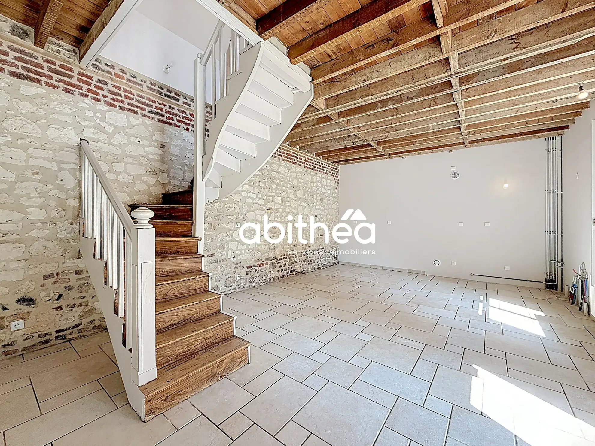 Belle longère en pierres blanches à Maroeuil avec dépendance et jardin ensoleillé 