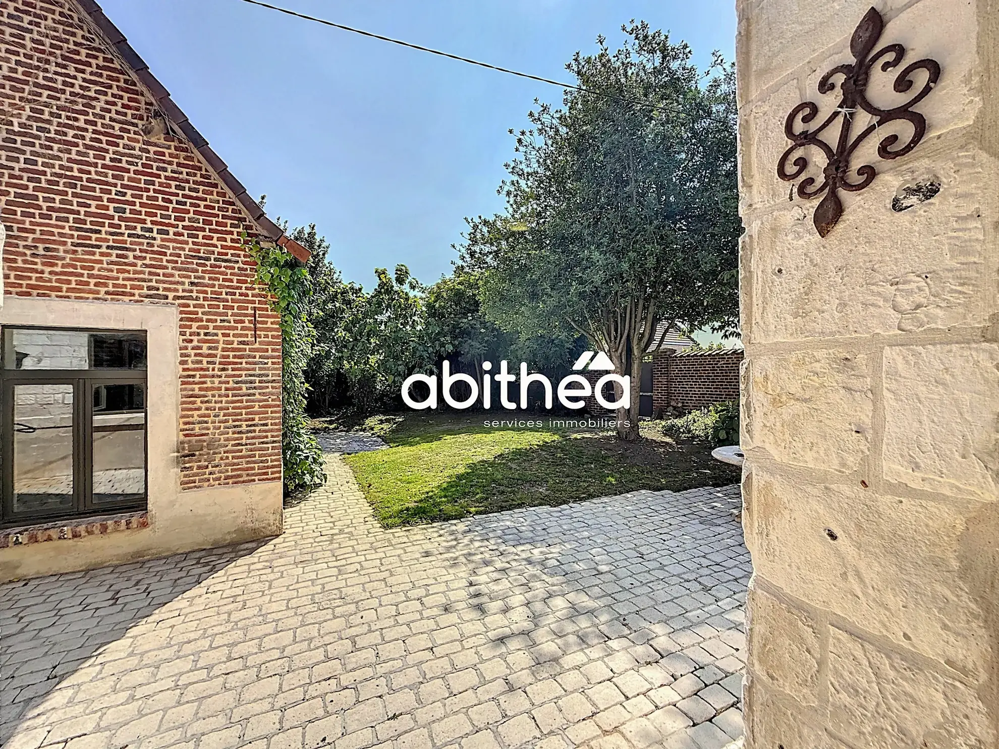 Belle longère en pierres blanches à Maroeuil avec dépendance et jardin ensoleillé 
