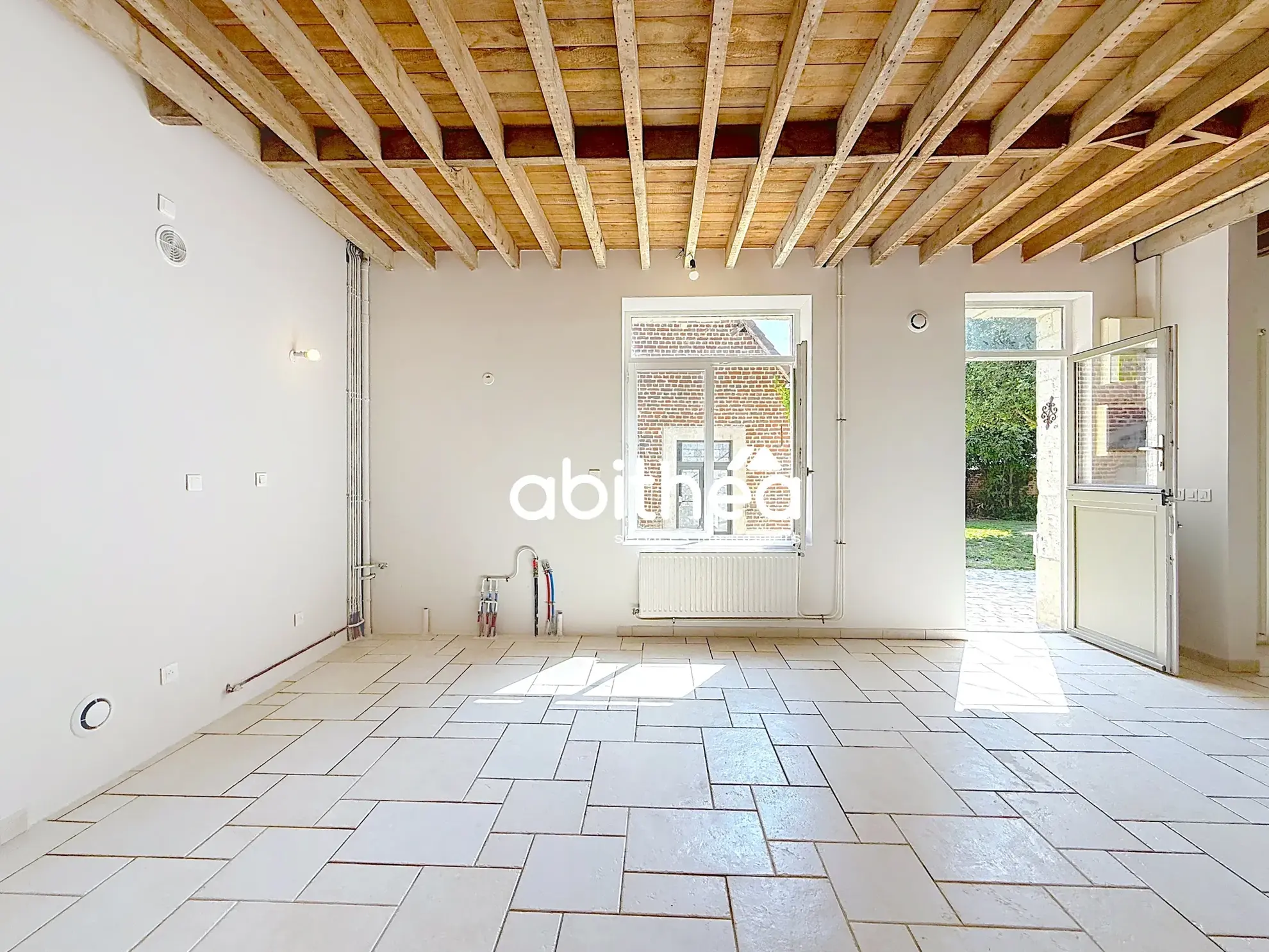 Belle longère en pierres blanches à Maroeuil avec dépendance et jardin ensoleillé 