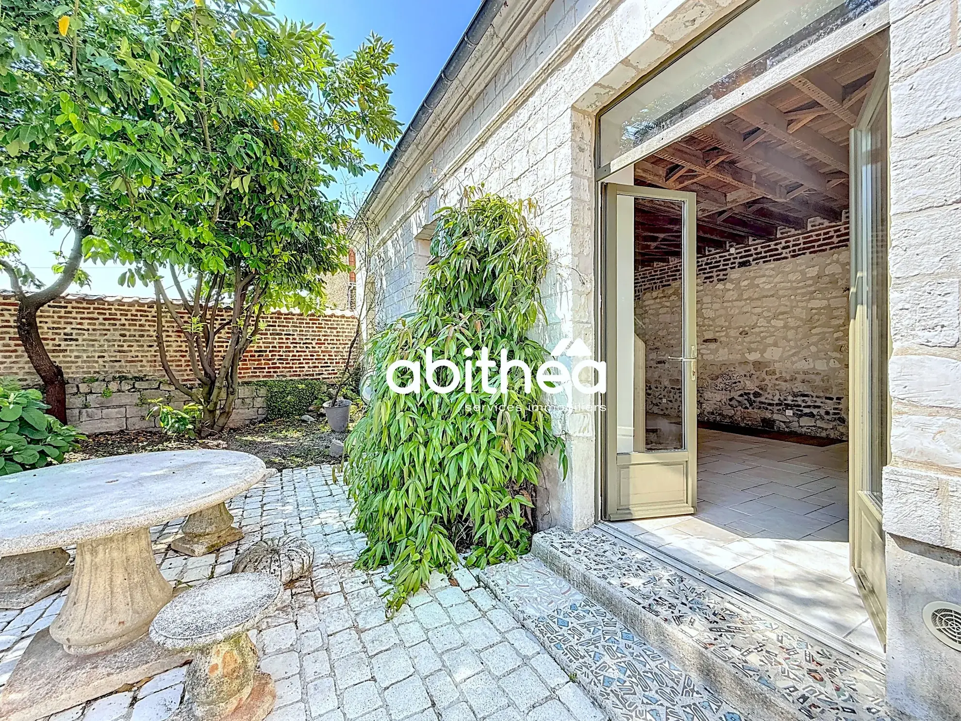 Belle longère en pierres blanches à Maroeuil avec dépendance et jardin ensoleillé 