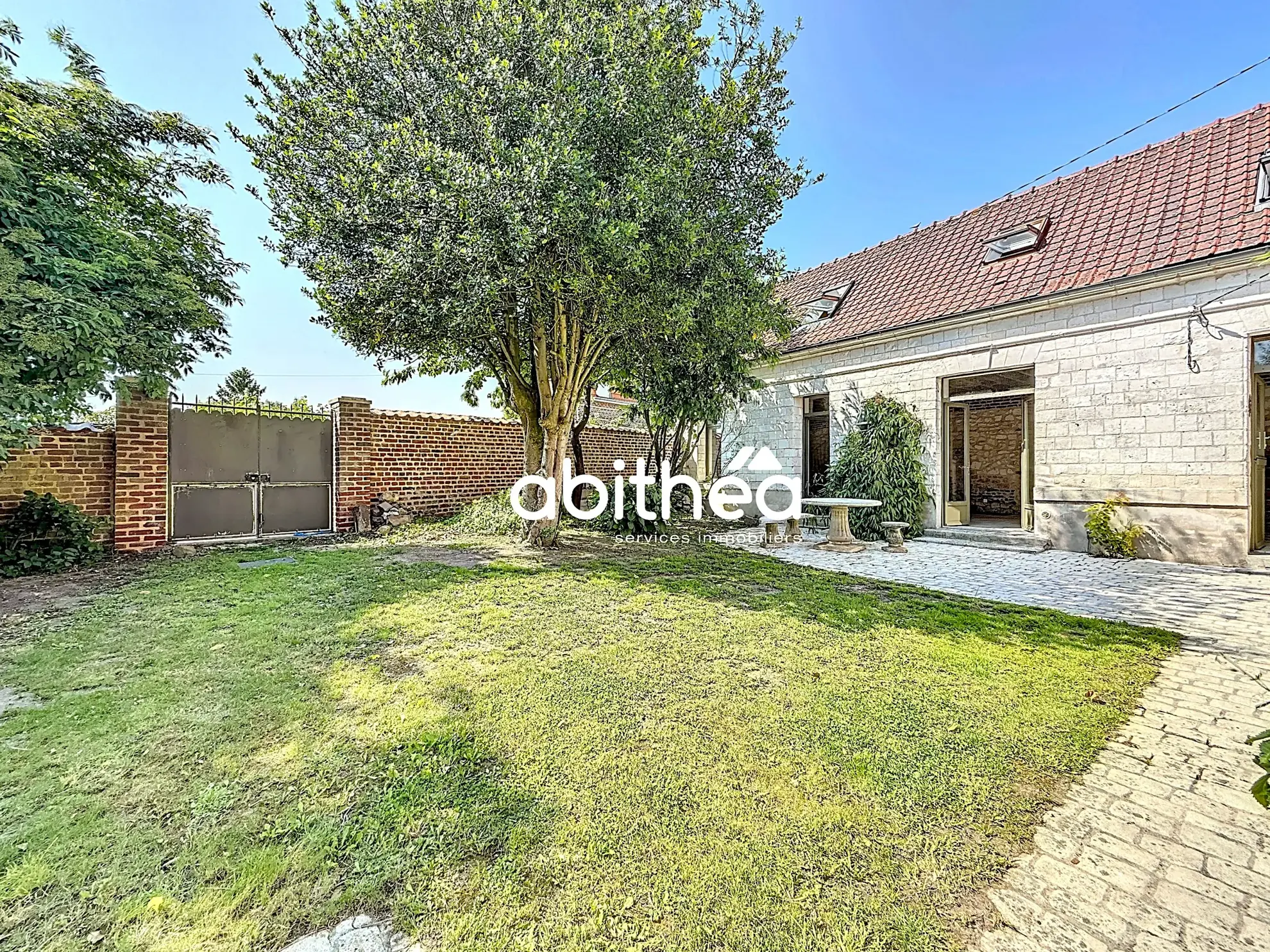 Belle longère en pierres blanches à Maroeuil avec dépendance et jardin ensoleillé 