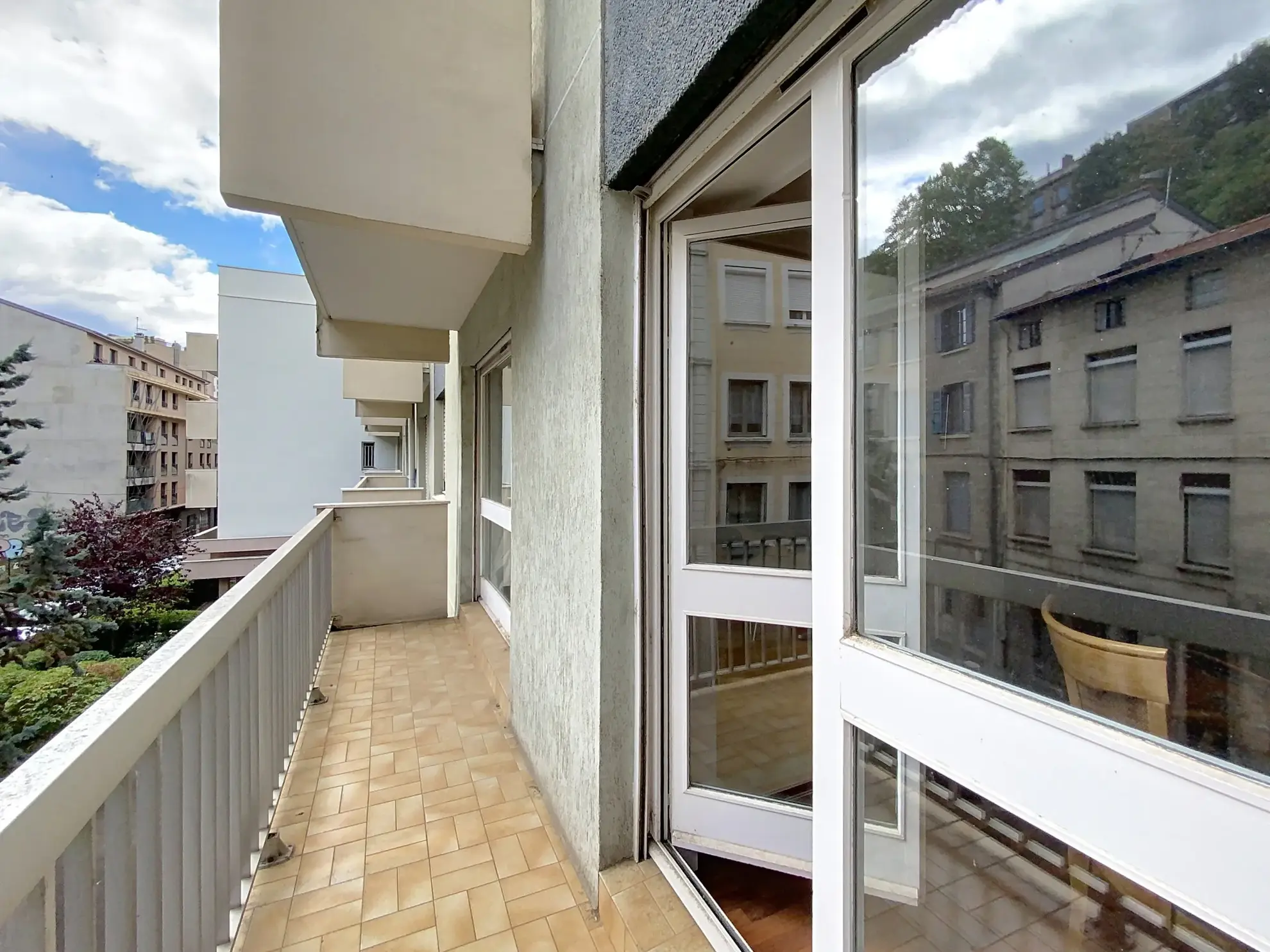 Bel appartement traversant de 78 m² avec balcon, garage et cave à Saint-Étienne 