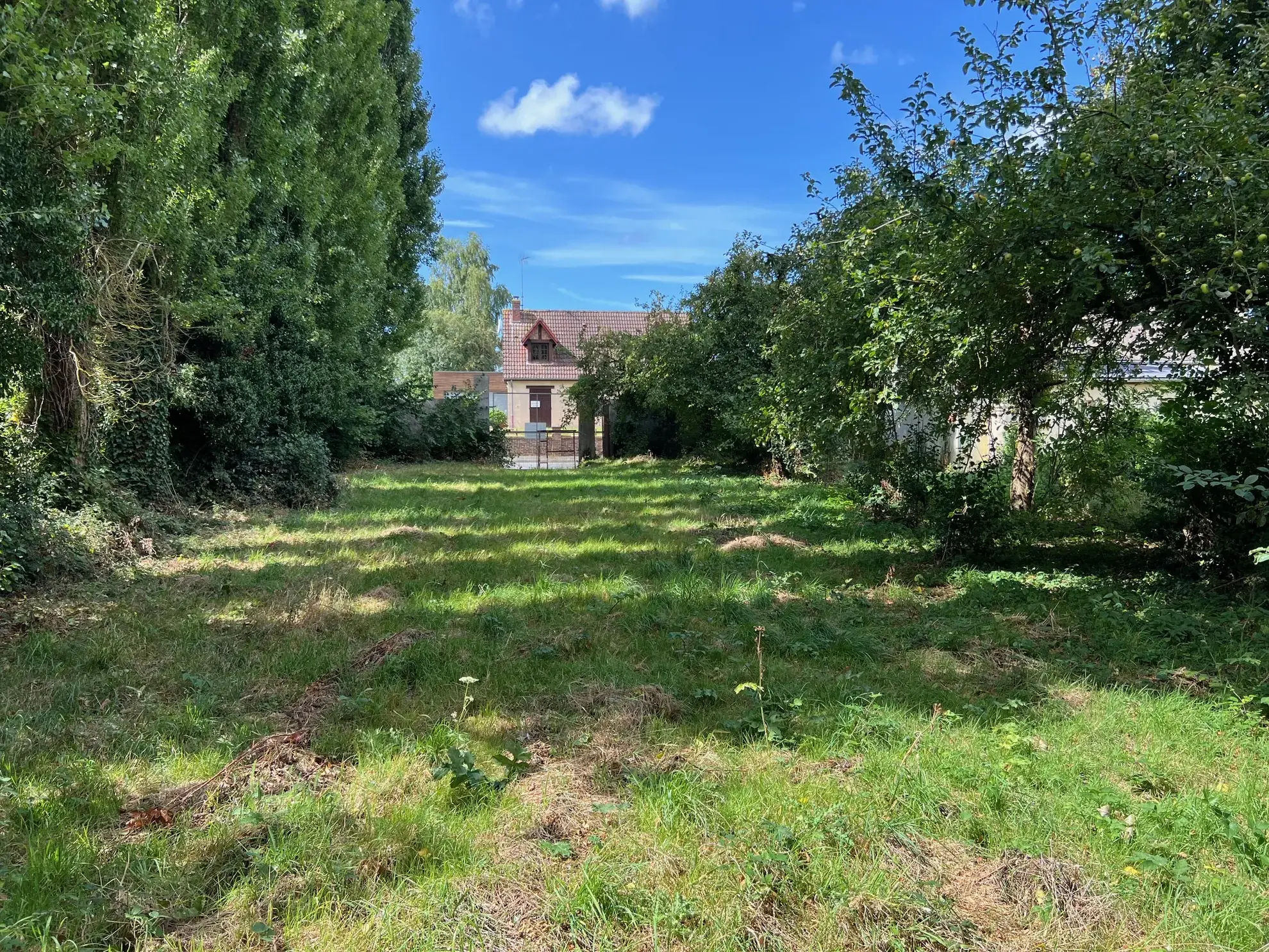 Terrain à bâtir de 2 219 m² à Feuquieres-en-Vimeu – Secteur calme 