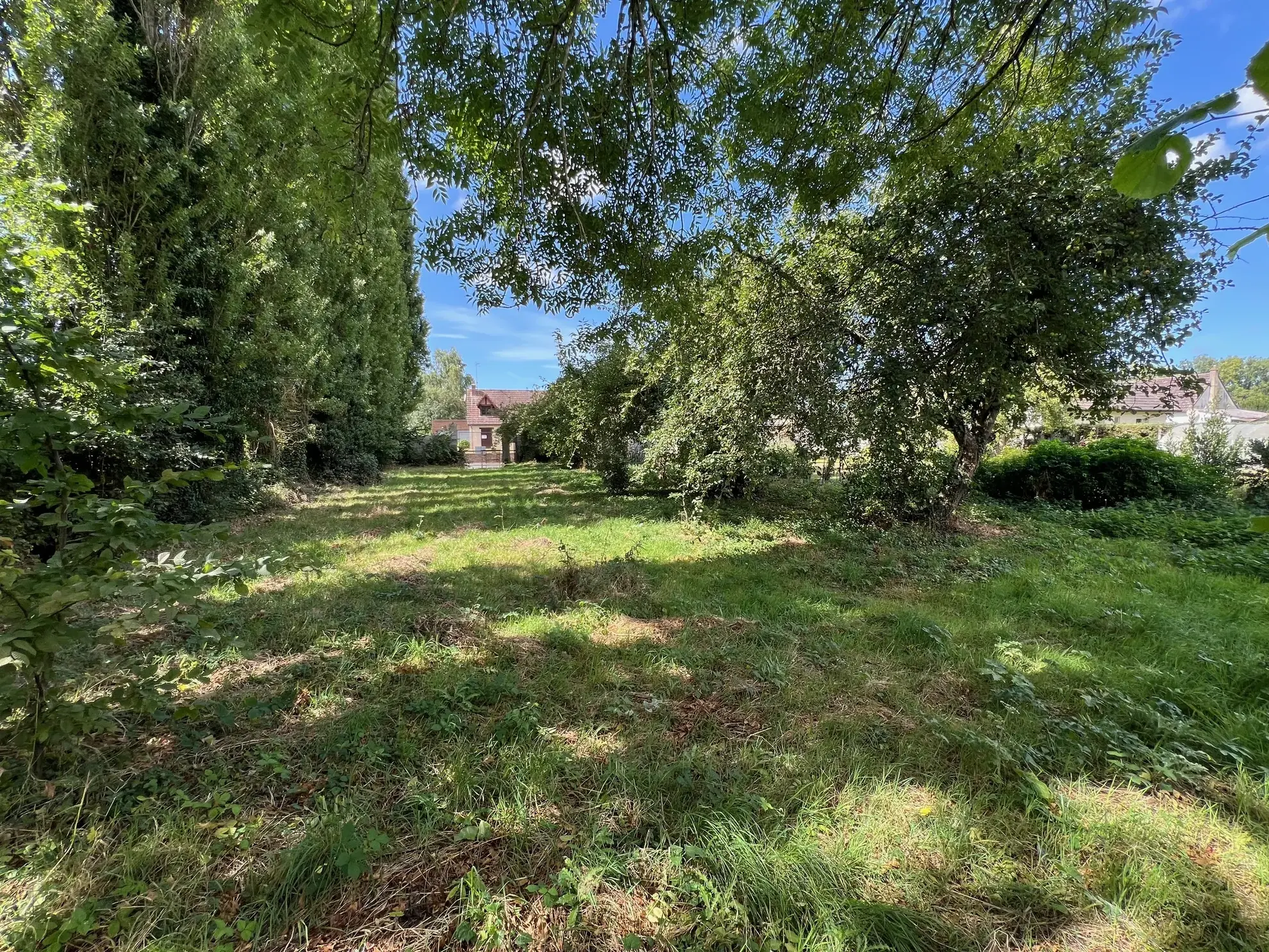 Terrain à bâtir de 2 219 m² à Feuquieres-en-Vimeu – Secteur calme 