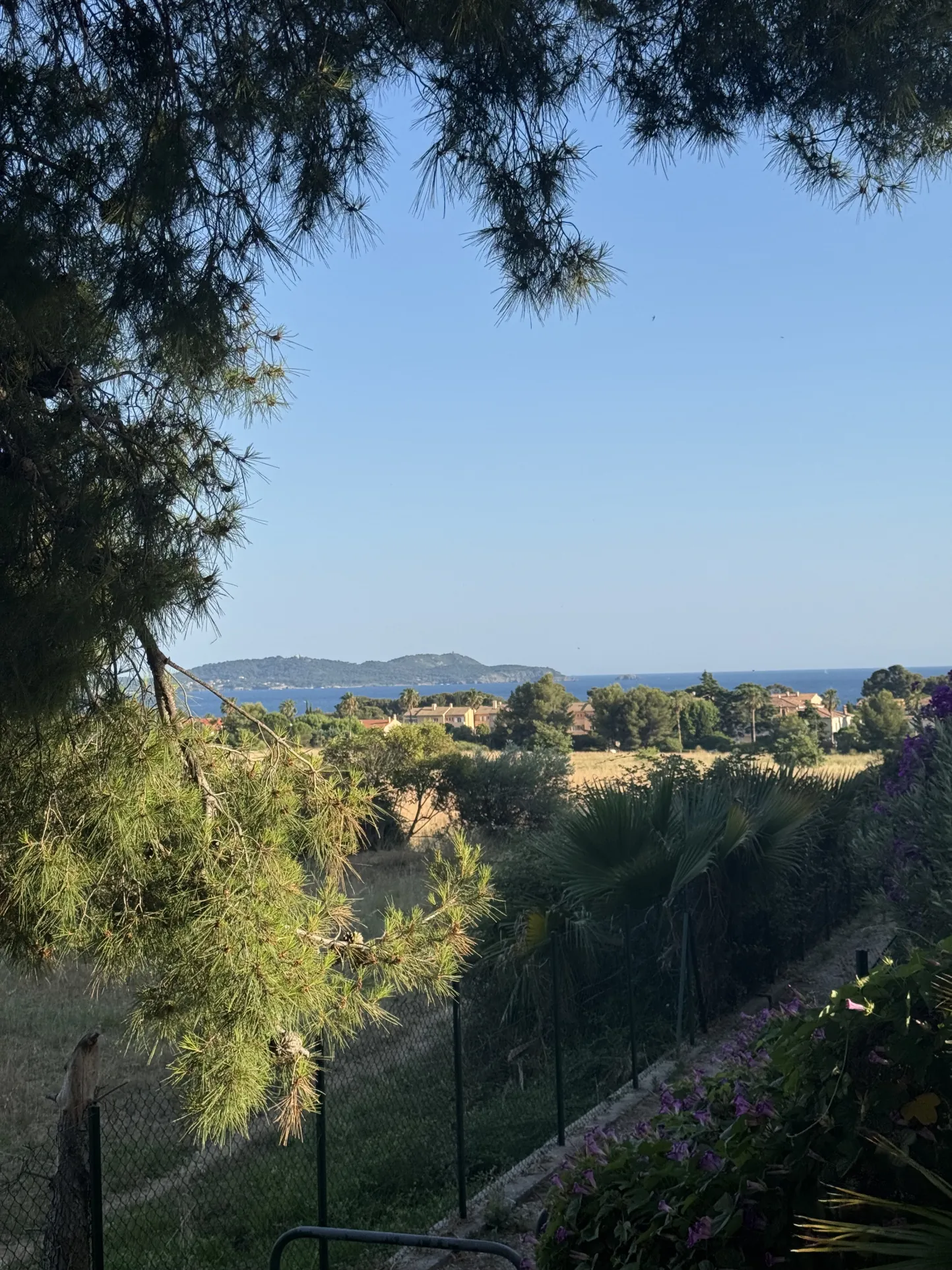 Charmant T2 avec terrasse à Carqueiranne, proximité plages et centre-ville 