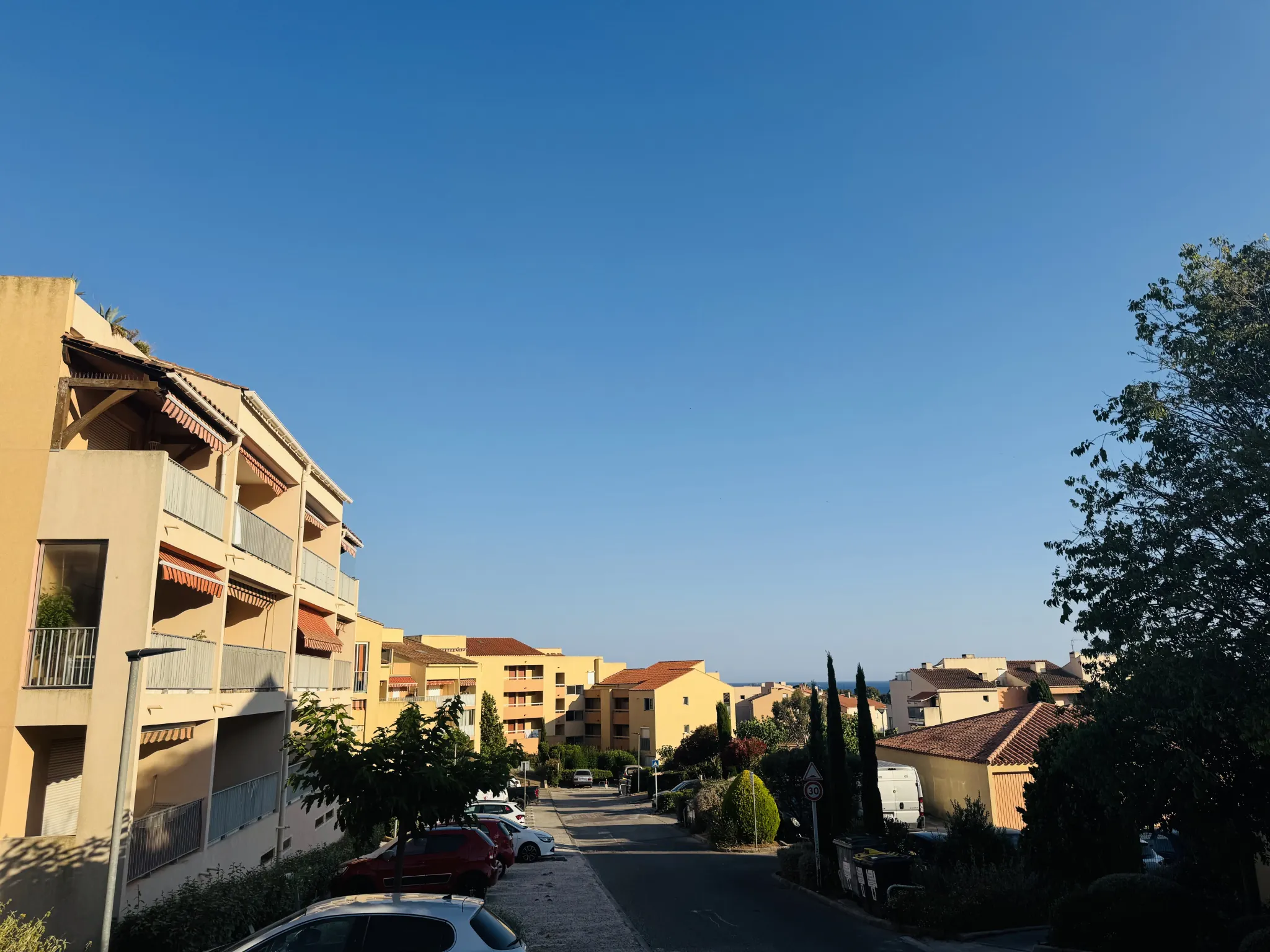 Charmant T2 avec terrasse à Carqueiranne, proximité plages et centre-ville 