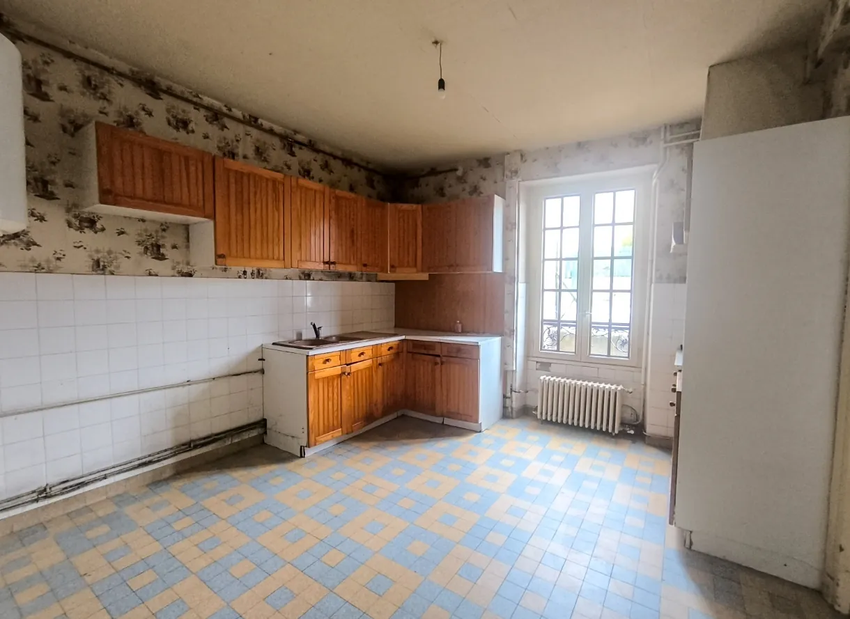 Maison à Château-Thierry avec grand potentiel, garage et jardin - À rafraîchir 