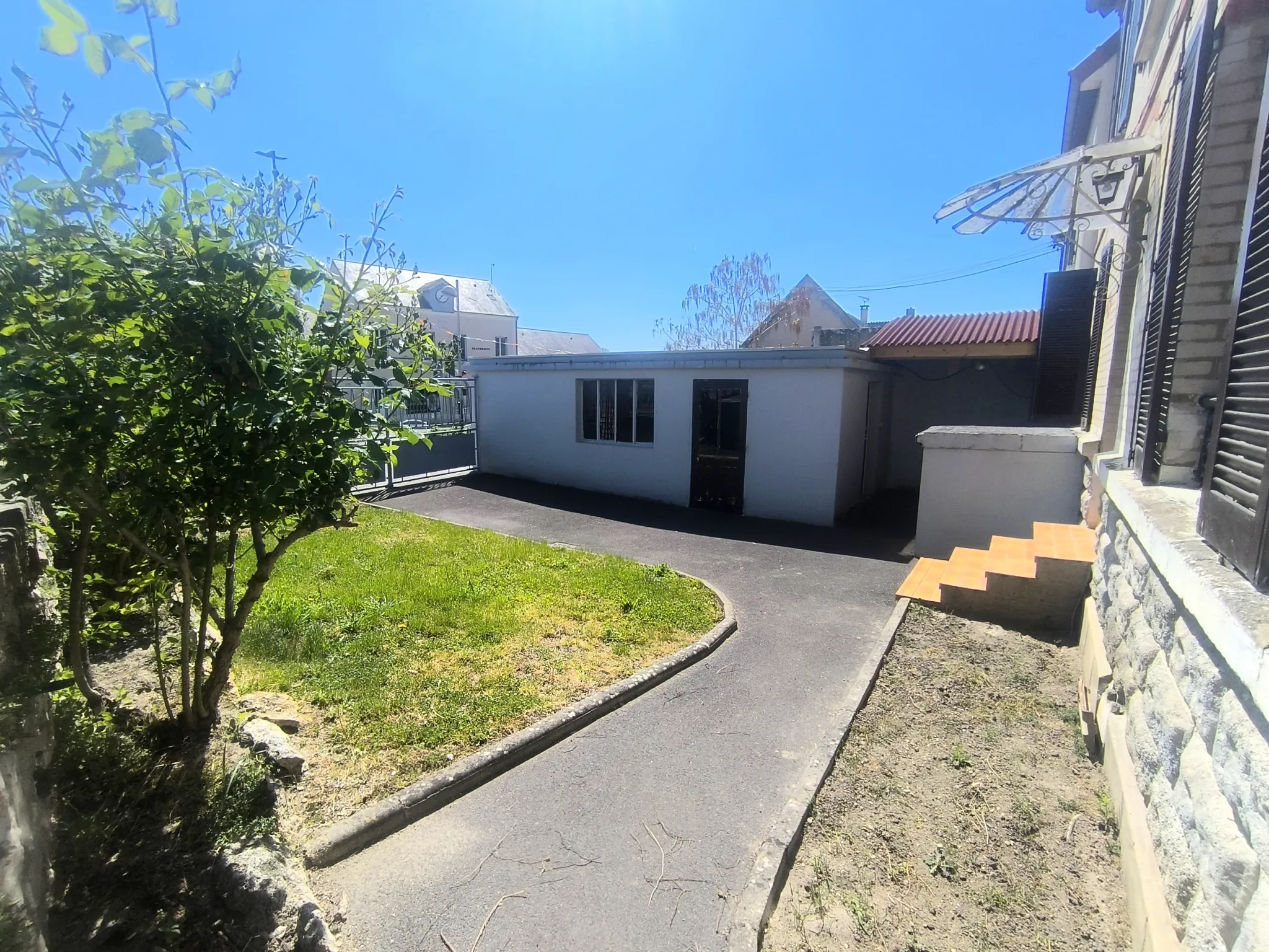 Maison à Château-Thierry avec grand potentiel, garage et jardin - À rafraîchir 