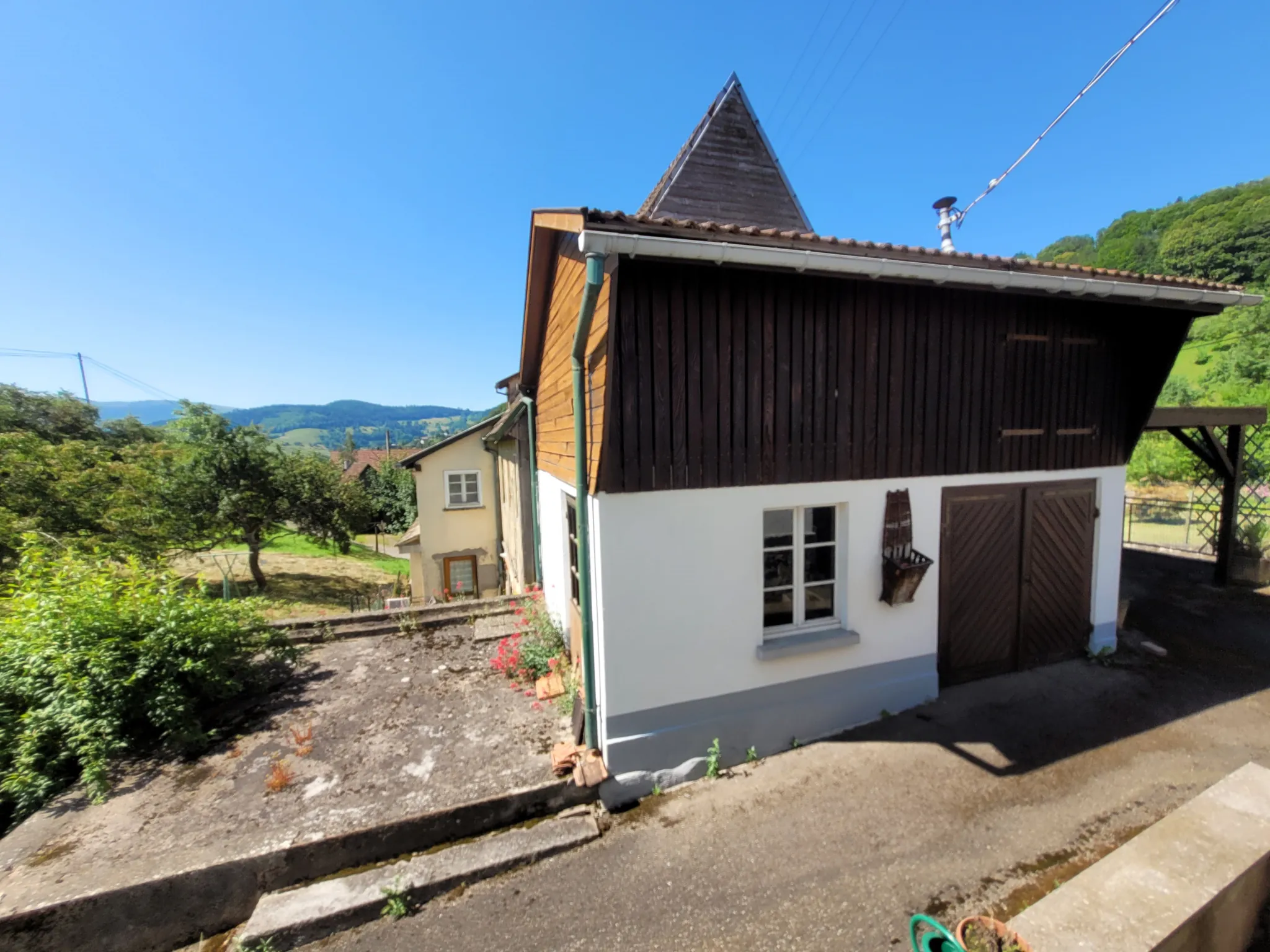 Maison spacieuse de 220 m² avec terrain ensoleillé à Soultzeren 