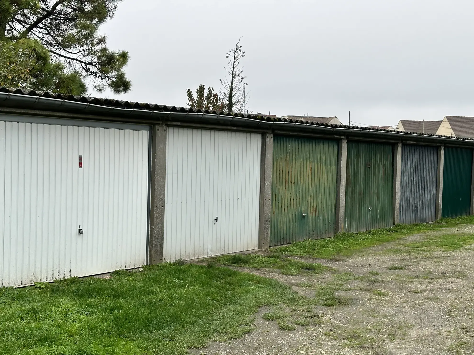 Opportunité d'investissement immobilier avec local commercial et appartement à Neuilly-en-Thelle 