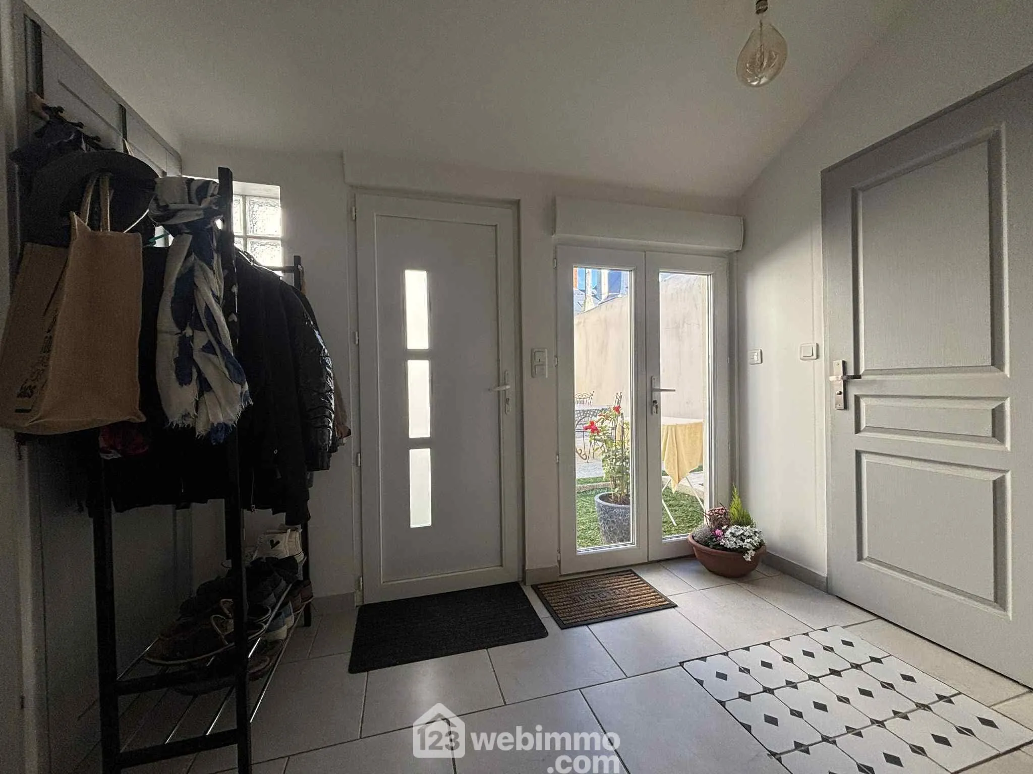 Maison de ville rénovée de 76,4 m² à Châtellerault, centre-ville 