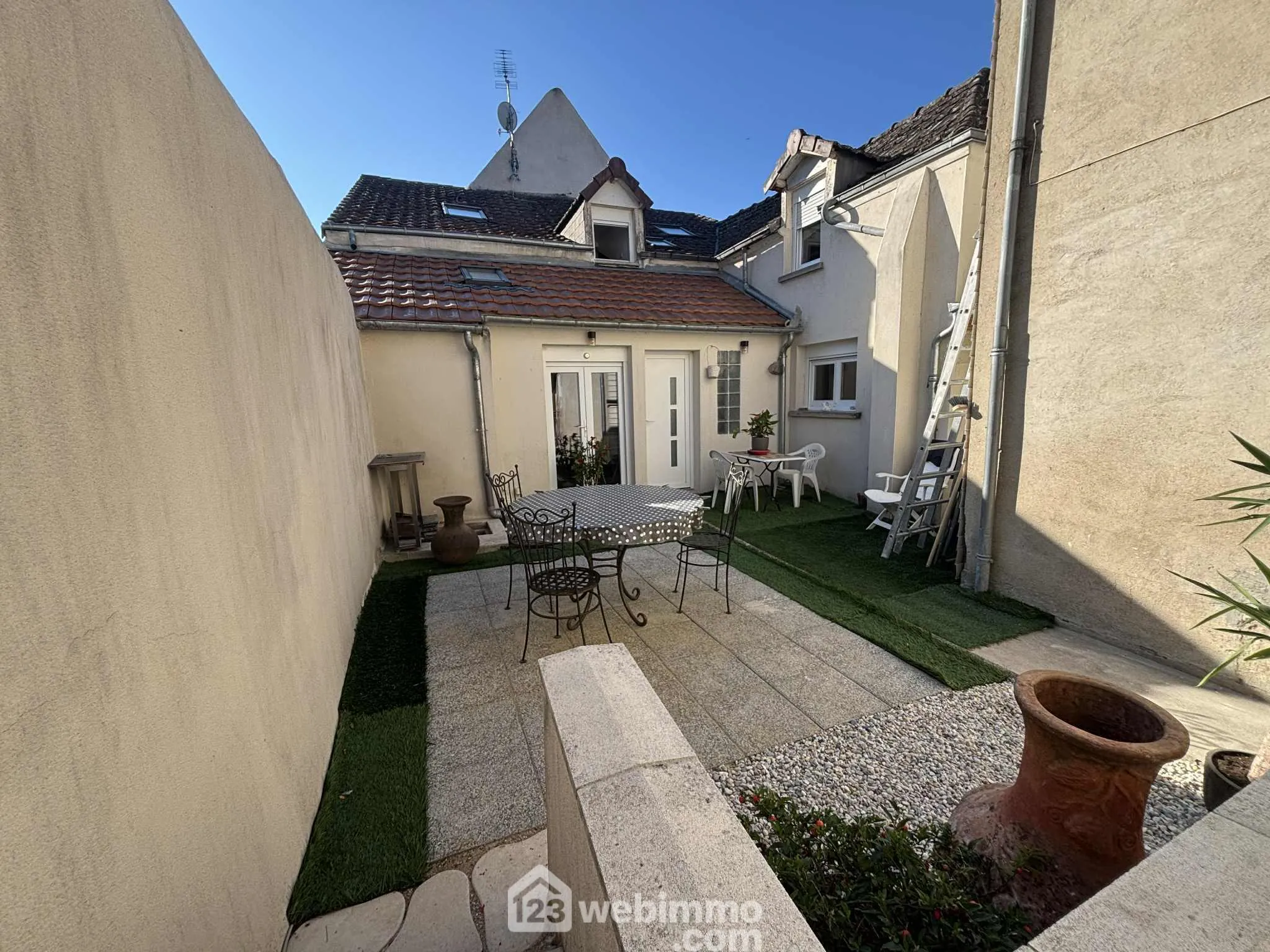 Maison de ville rénovée de 76,4 m² à Châtellerault, centre-ville 