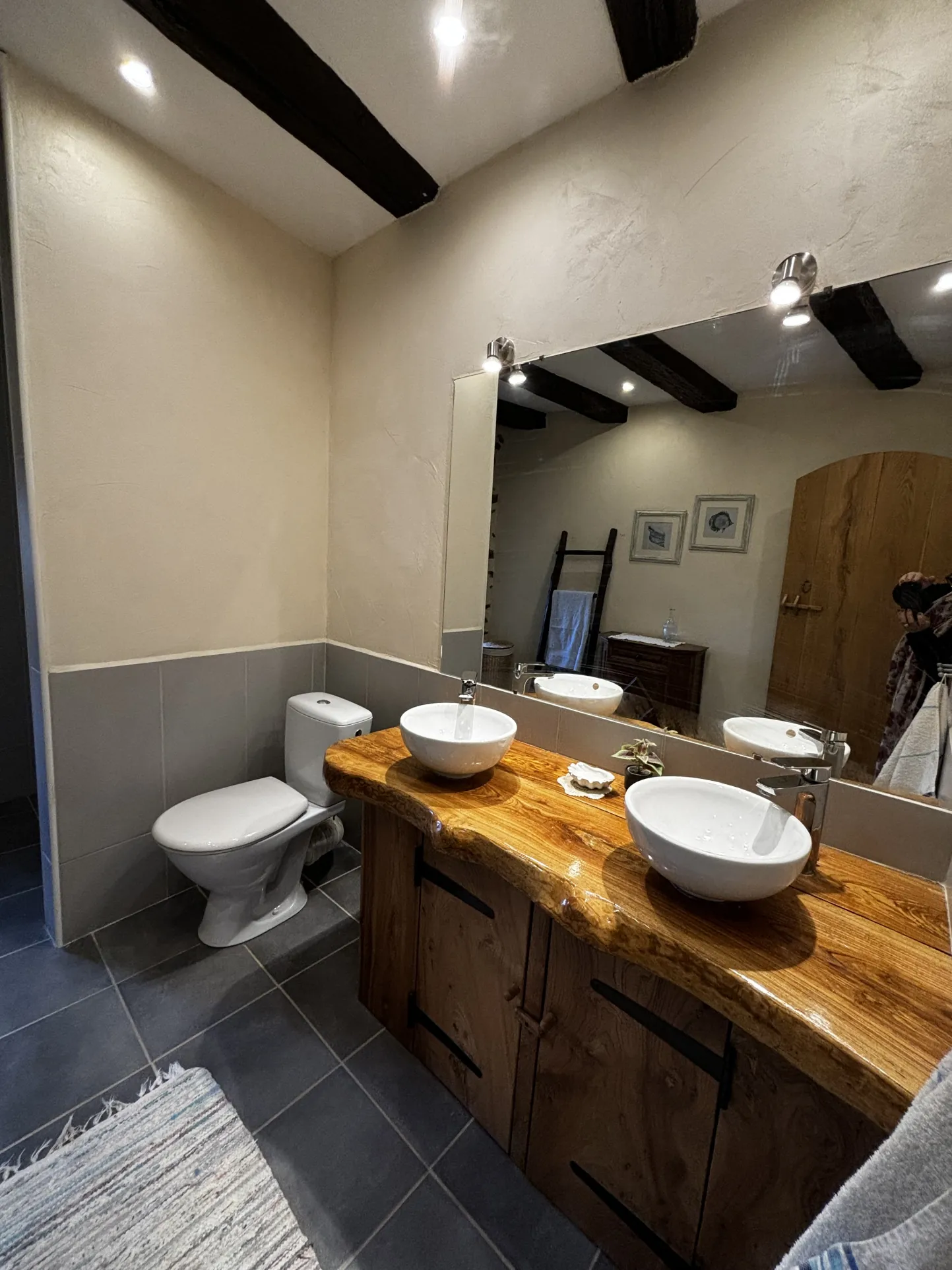 Maison médiévale rénovée avec dépendances et 12 ha de terrain à Lavinzelle, Conques 