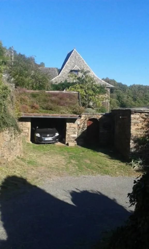Maison médiévale rénovée avec dépendances et 12 ha de terrain à Lavinzelle, Conques 