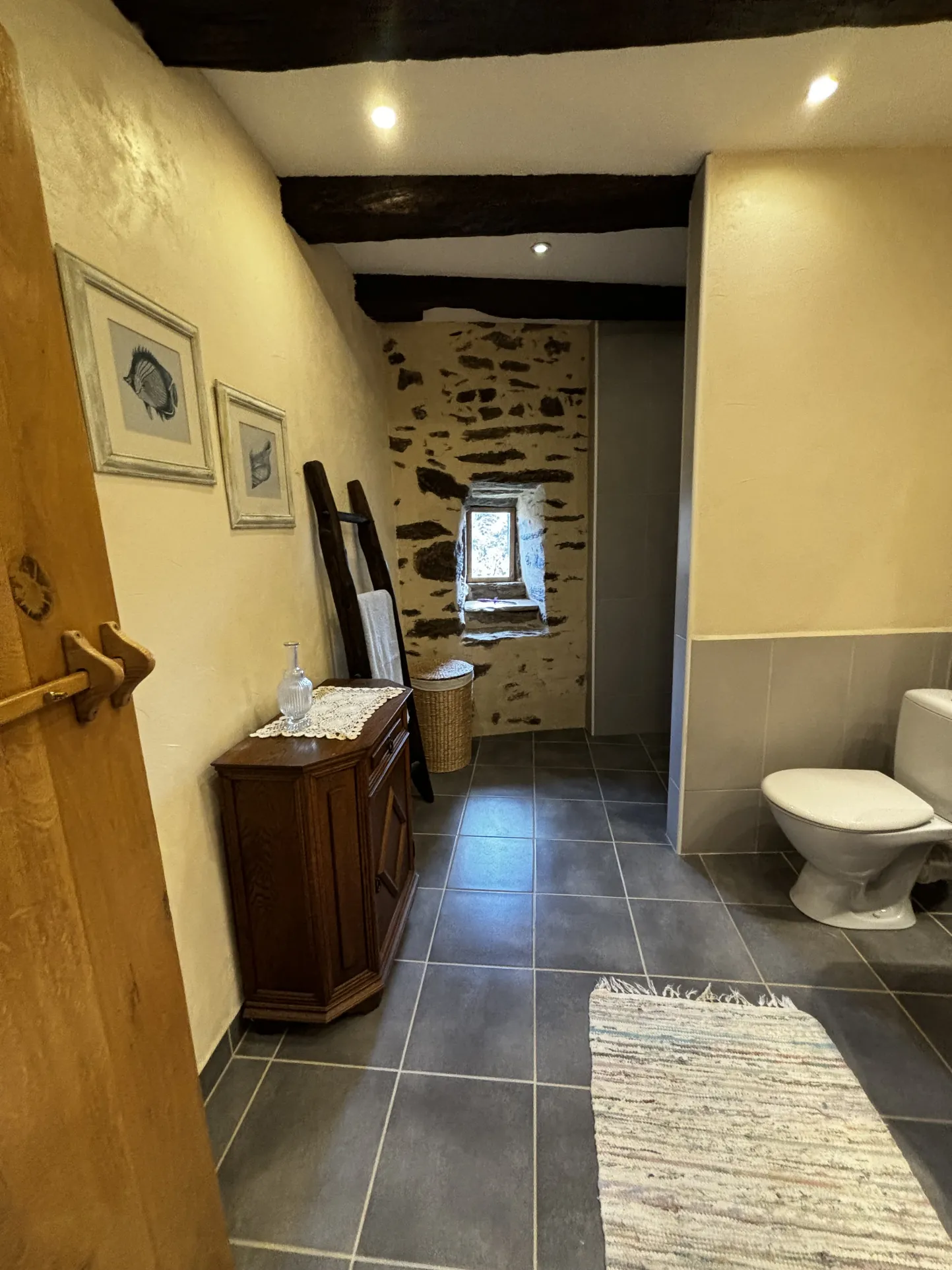 Maison médiévale rénovée avec dépendances et 12 ha de terrain à Lavinzelle, Conques 