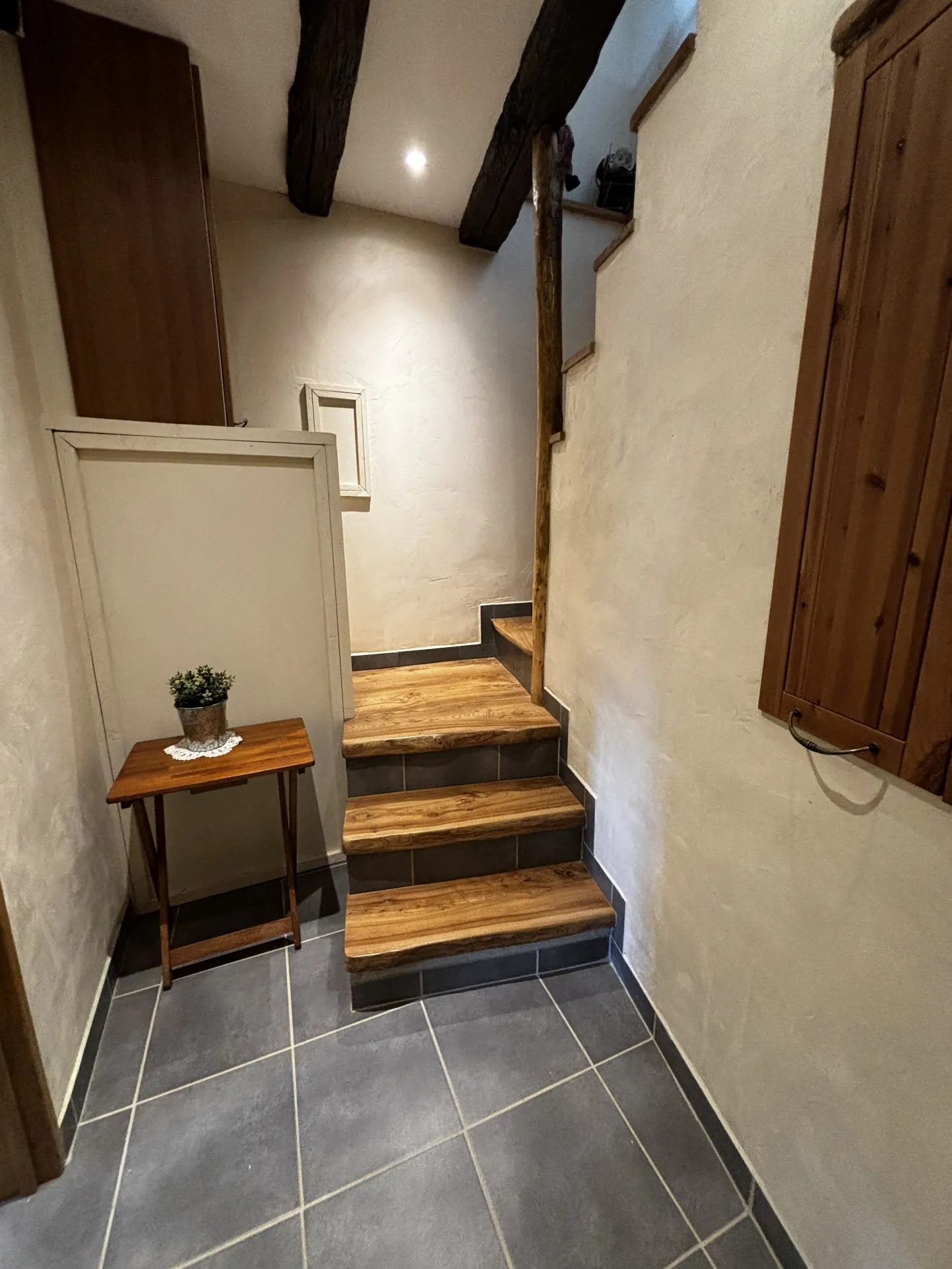 Maison médiévale rénovée avec dépendances et 12 ha de terrain à Lavinzelle, Conques 