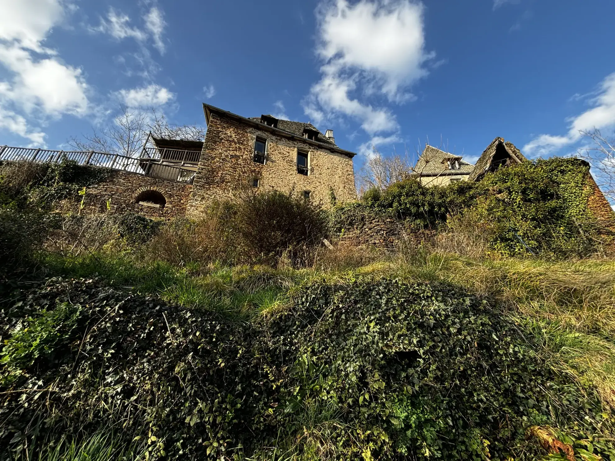 Maison médiévale rénovée avec dépendances et 12 ha de terrain à Lavinzelle, Conques 