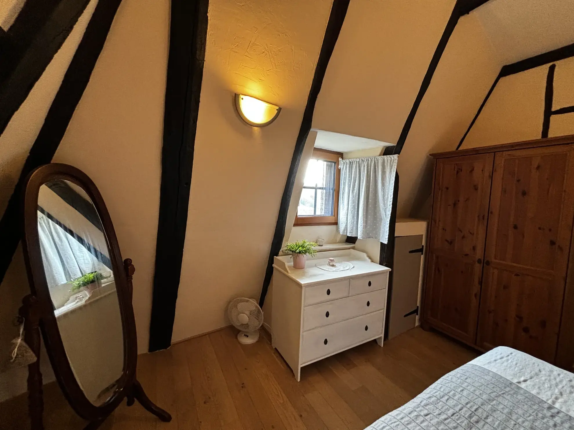 Maison médiévale rénovée avec dépendances et 12 ha de terrain à Lavinzelle, Conques 