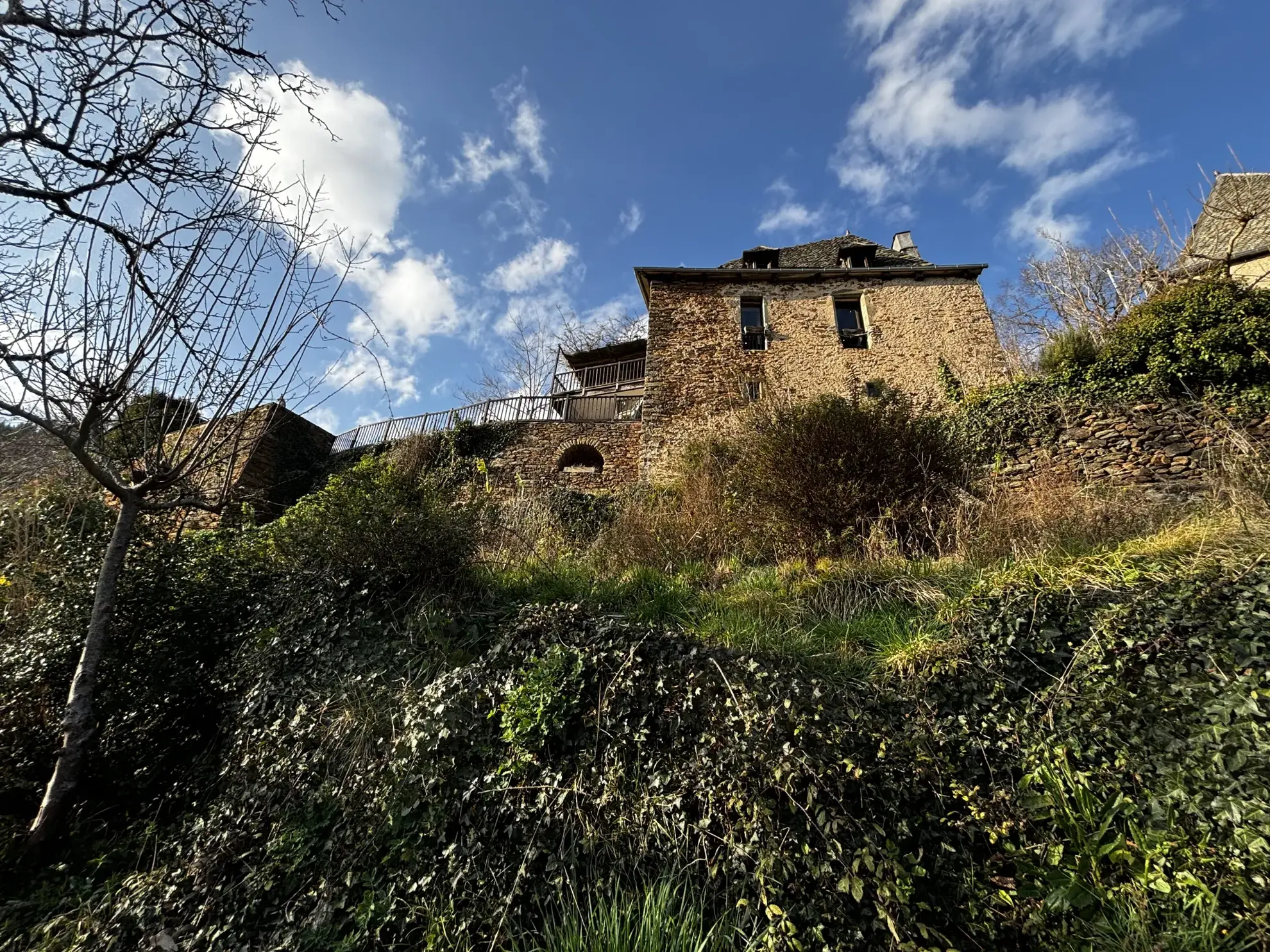 Maison médiévale rénovée avec dépendances et 12 ha de terrain à Lavinzelle, Conques 