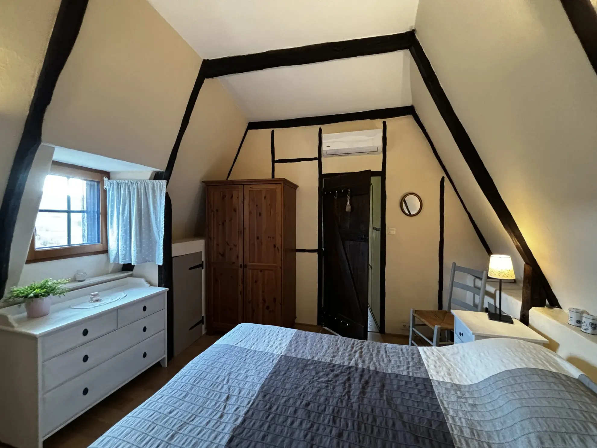 Maison médiévale rénovée avec dépendances et 12 ha de terrain à Lavinzelle, Conques 