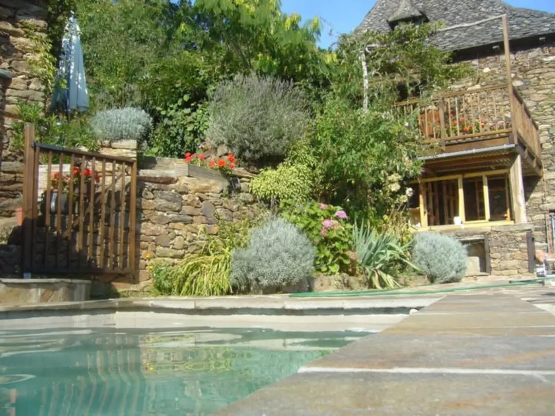 Maison médiévale rénovée avec dépendances et 12 ha de terrain à Lavinzelle, Conques 