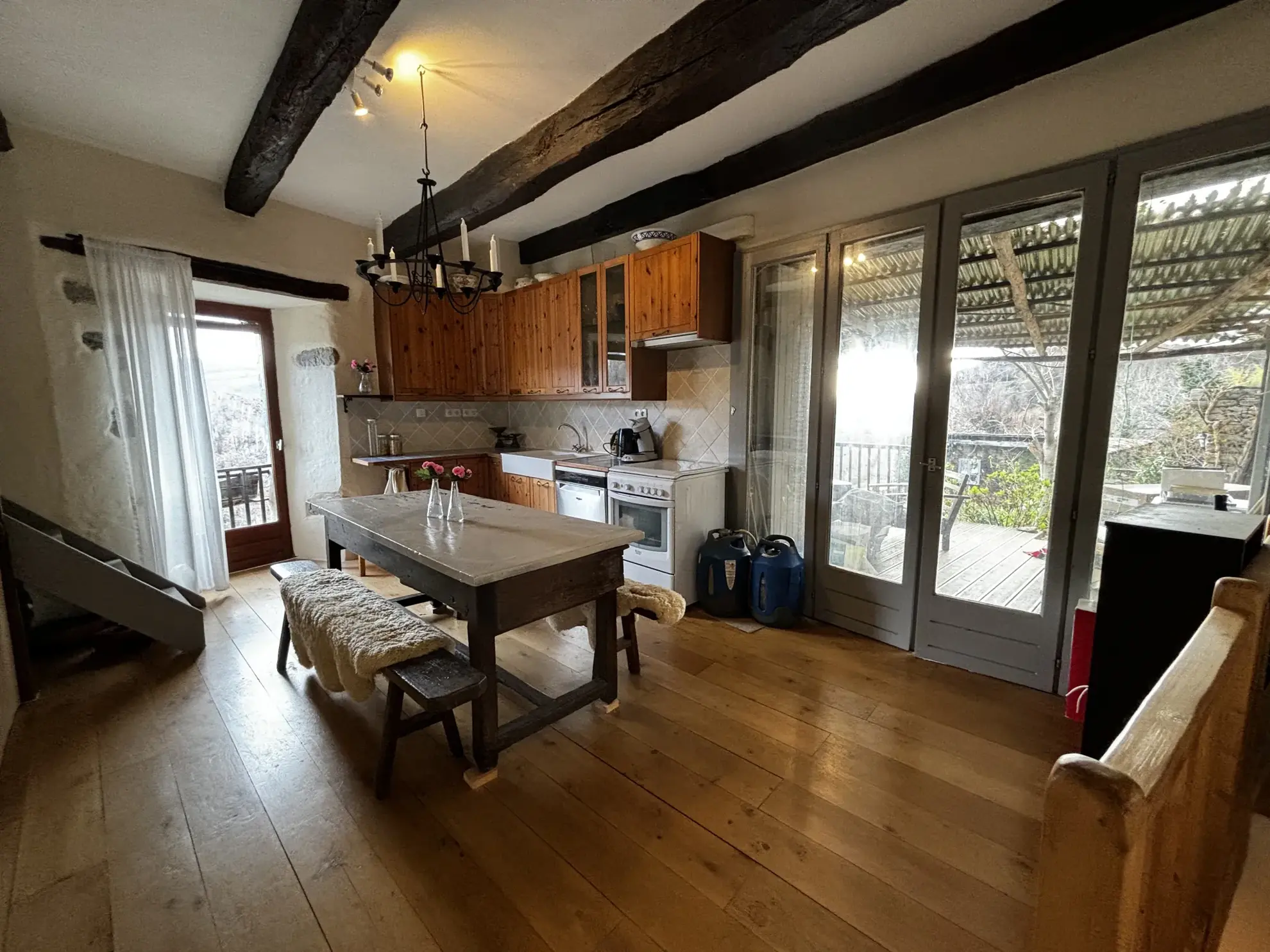 Maison médiévale rénovée avec dépendances et 12 ha de terrain à Lavinzelle, Conques 