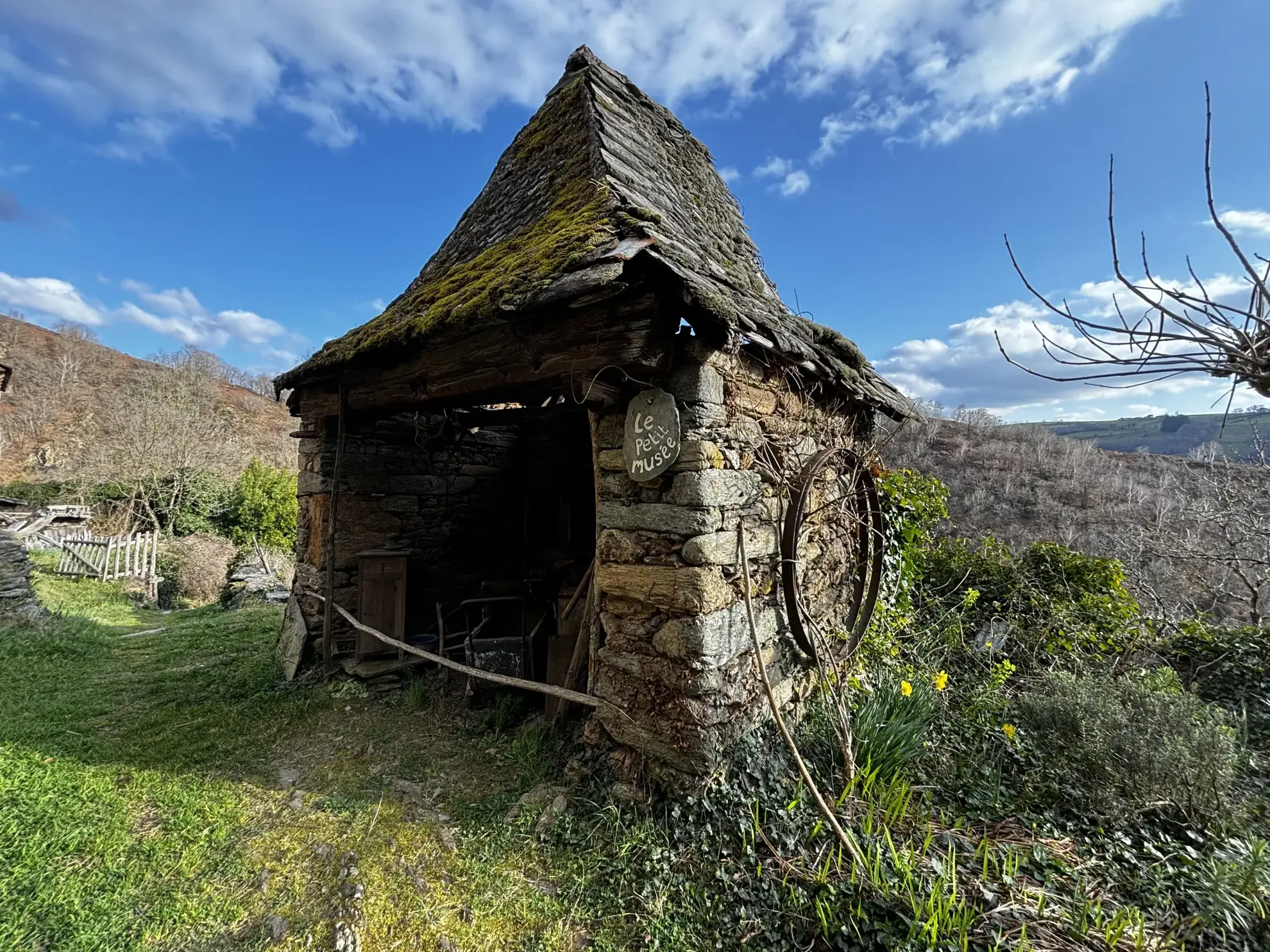 Maison médiévale rénovée avec dépendances et 12 ha de terrain à Lavinzelle, Conques 