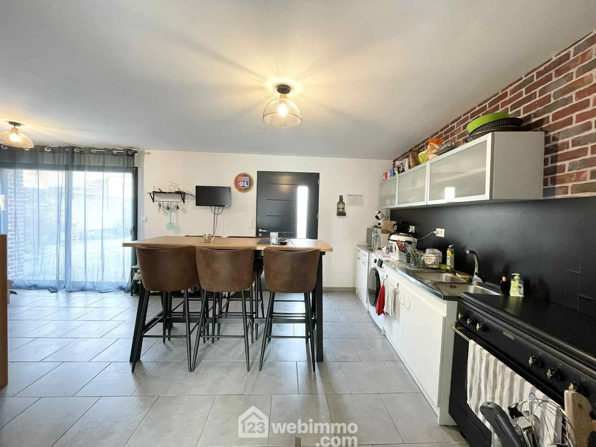 Maison rénovée de 98 m² à Crécy-sur-Serre avec jardin et stationnement 