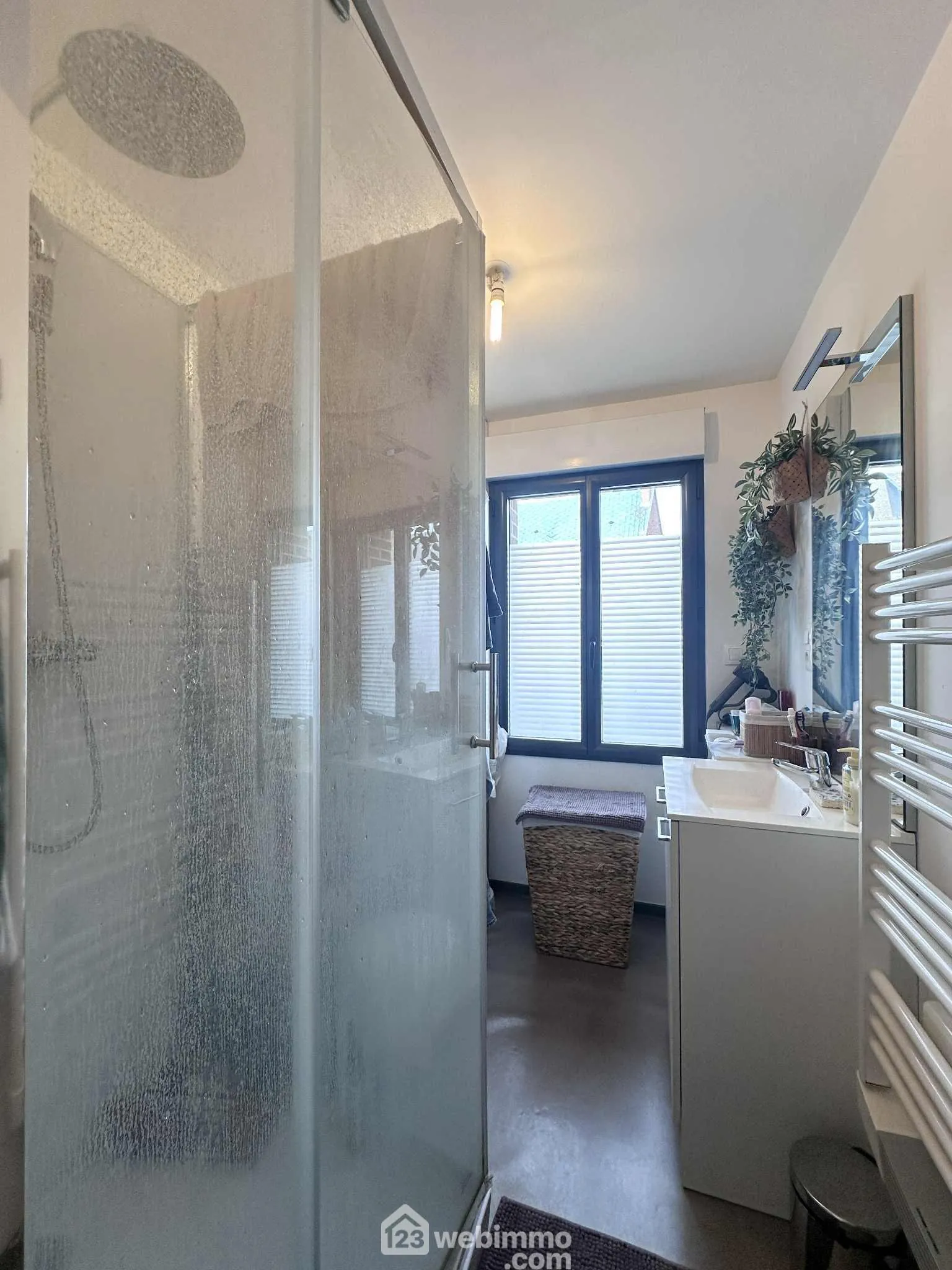 Maison rénovée de 98 m² à Crécy-sur-Serre avec jardin et stationnement 