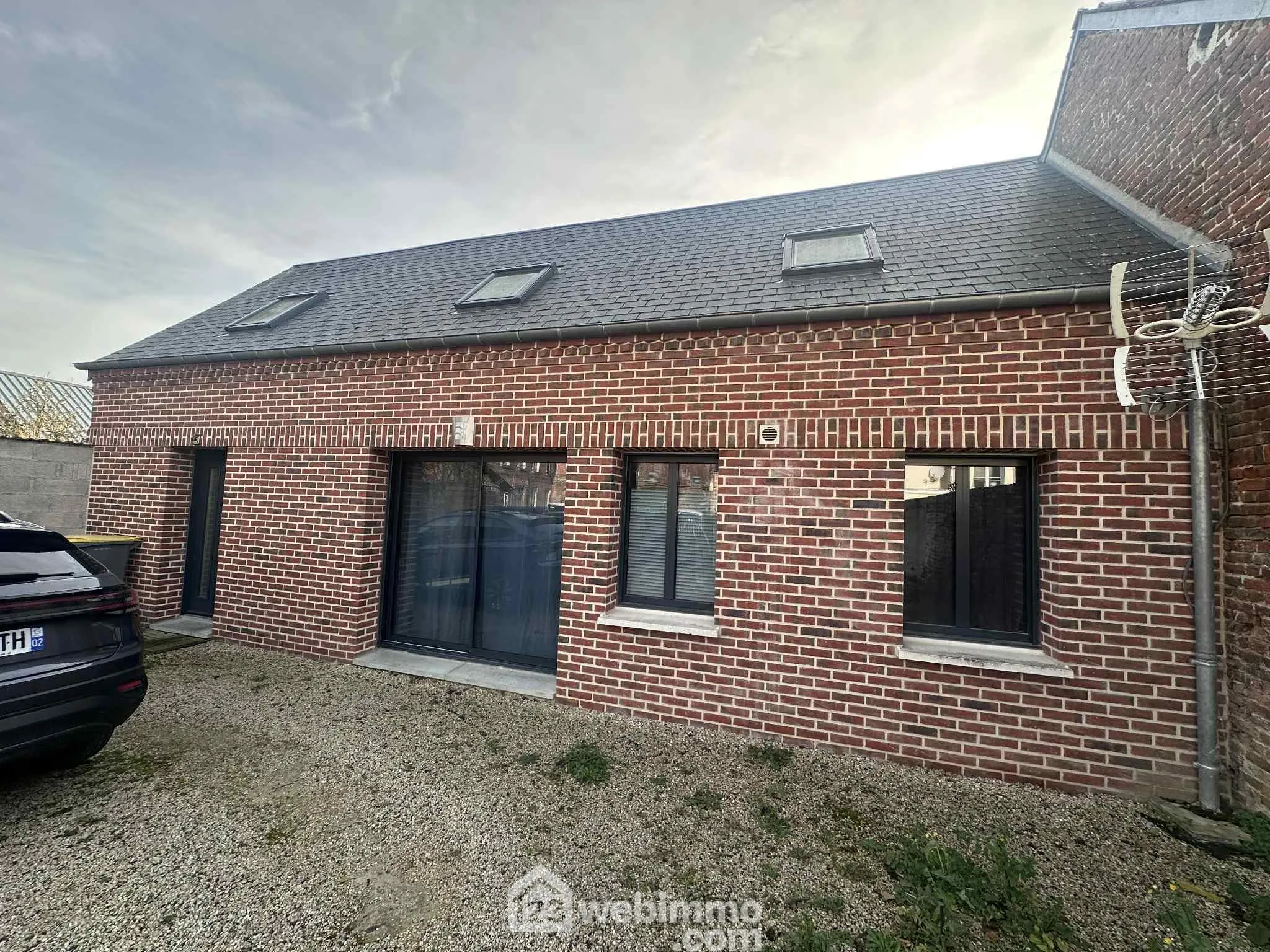 Maison rénovée de 98 m² à Crécy-sur-Serre avec jardin et stationnement 