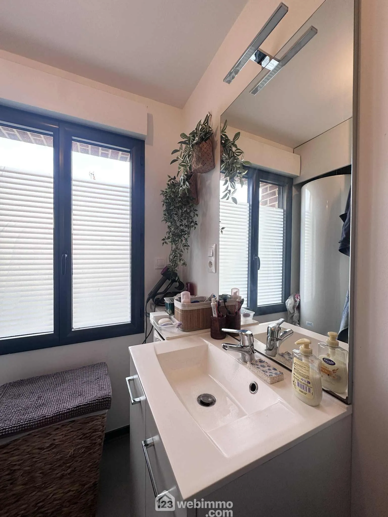 Maison en briques rénovée de 98 m² à Crécy-sur-Serre, secteur calme avec jardin et stationnement 