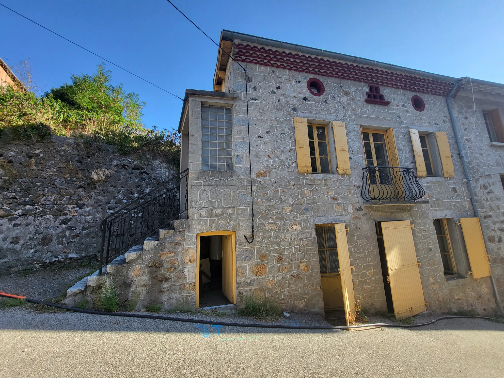 Maison de village en pierre avec deux appartements à rénover à Saint-Martin-de-Valamas