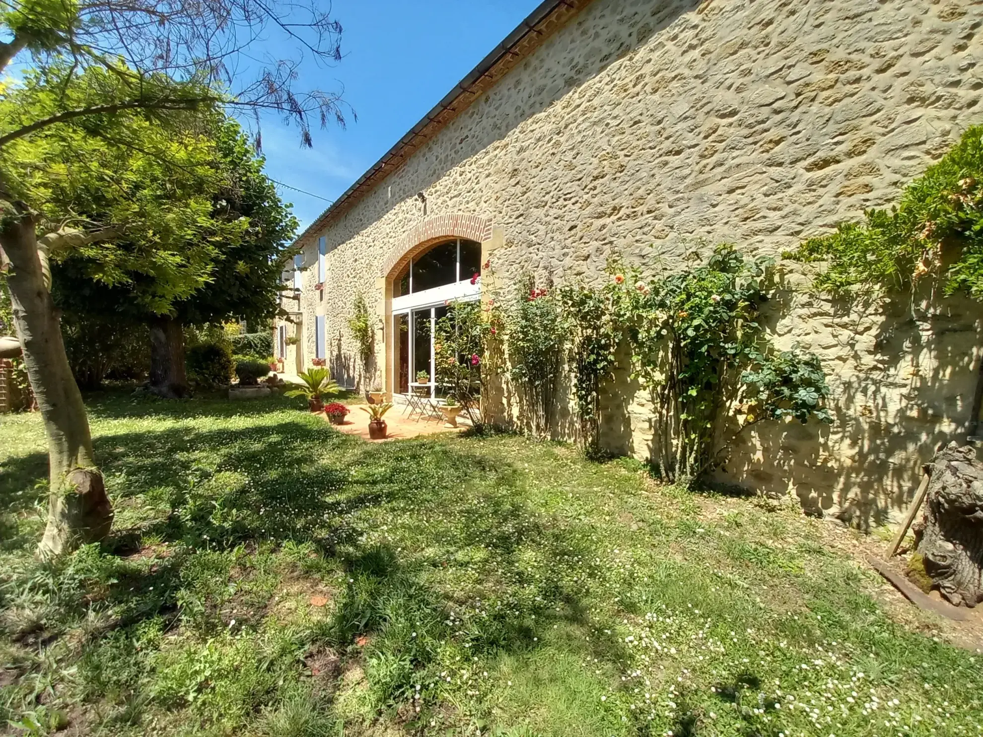 Belle maison girondine avec dépendances, 4 chambres et grand jardin à La Réole 