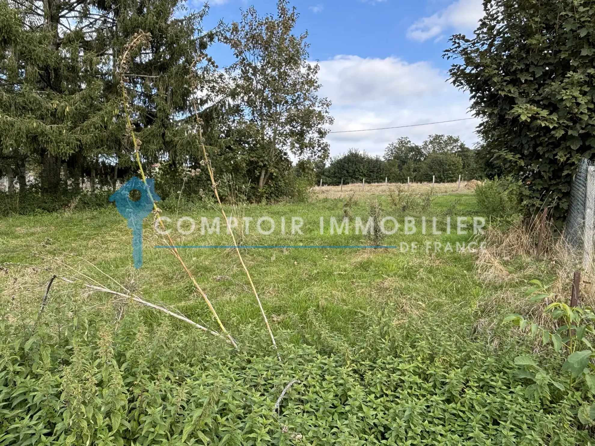 Terrain constructible de 980 m² à Montferrat avec vue sur le Lac Bleu 
