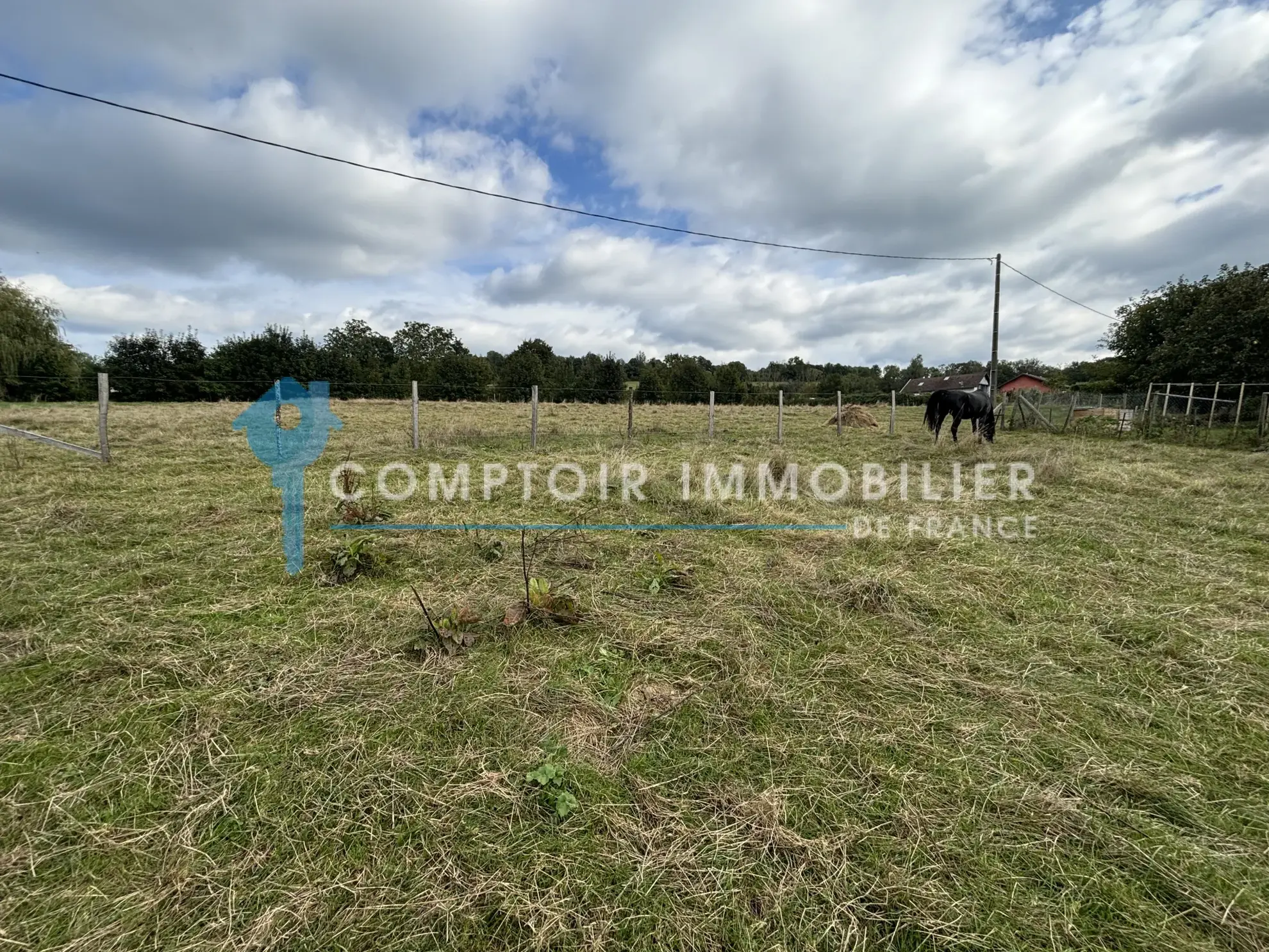 Terrain constructible de 980 m² à Montferrat avec vue sur le Lac Bleu 