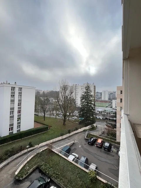 Appartement lumineux de 82 m² à Lyon avec balcon, parking et cave 