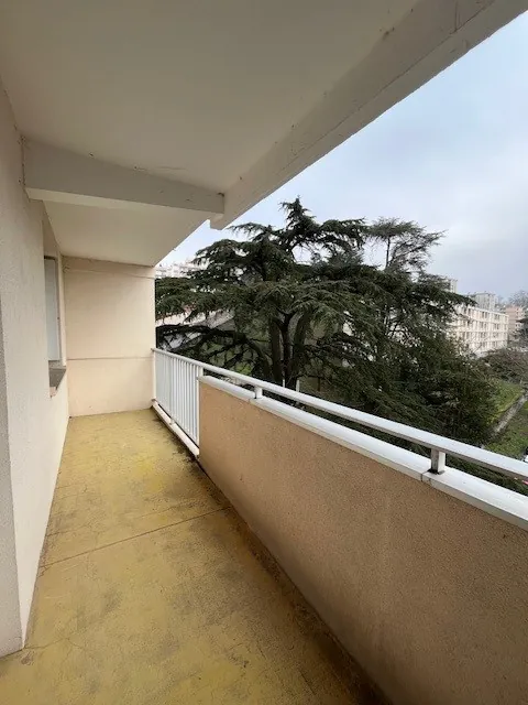 Appartement lumineux de 82 m² à Lyon avec balcon, parking et cave 