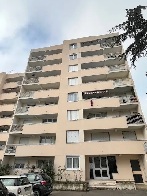 Appartement lumineux de 82 m² à Lyon avec balcon, parking et cave 