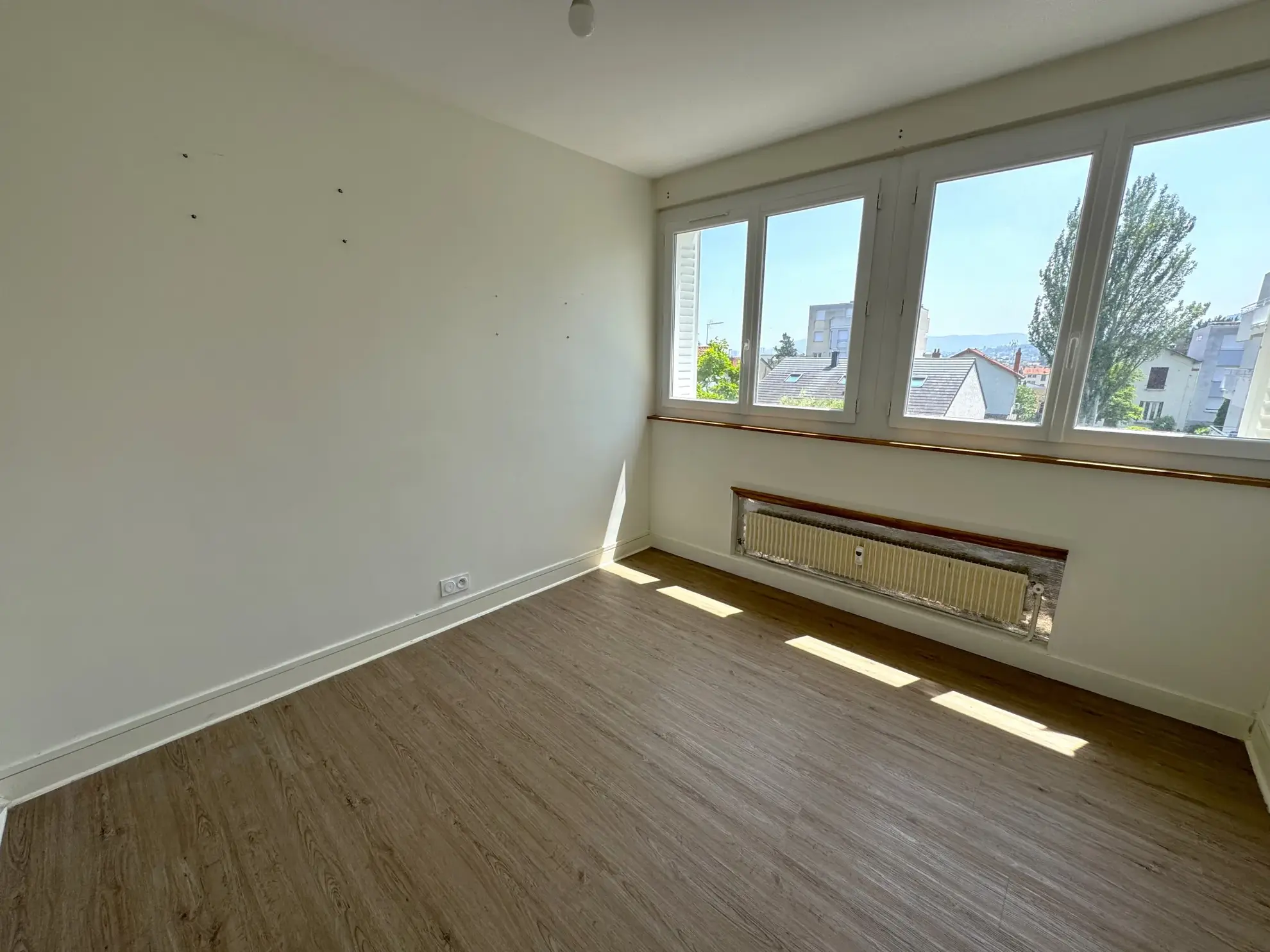 Appartement T4 rénové avec garage et cave à Clermont-Ferrand — Limite Chamalières 