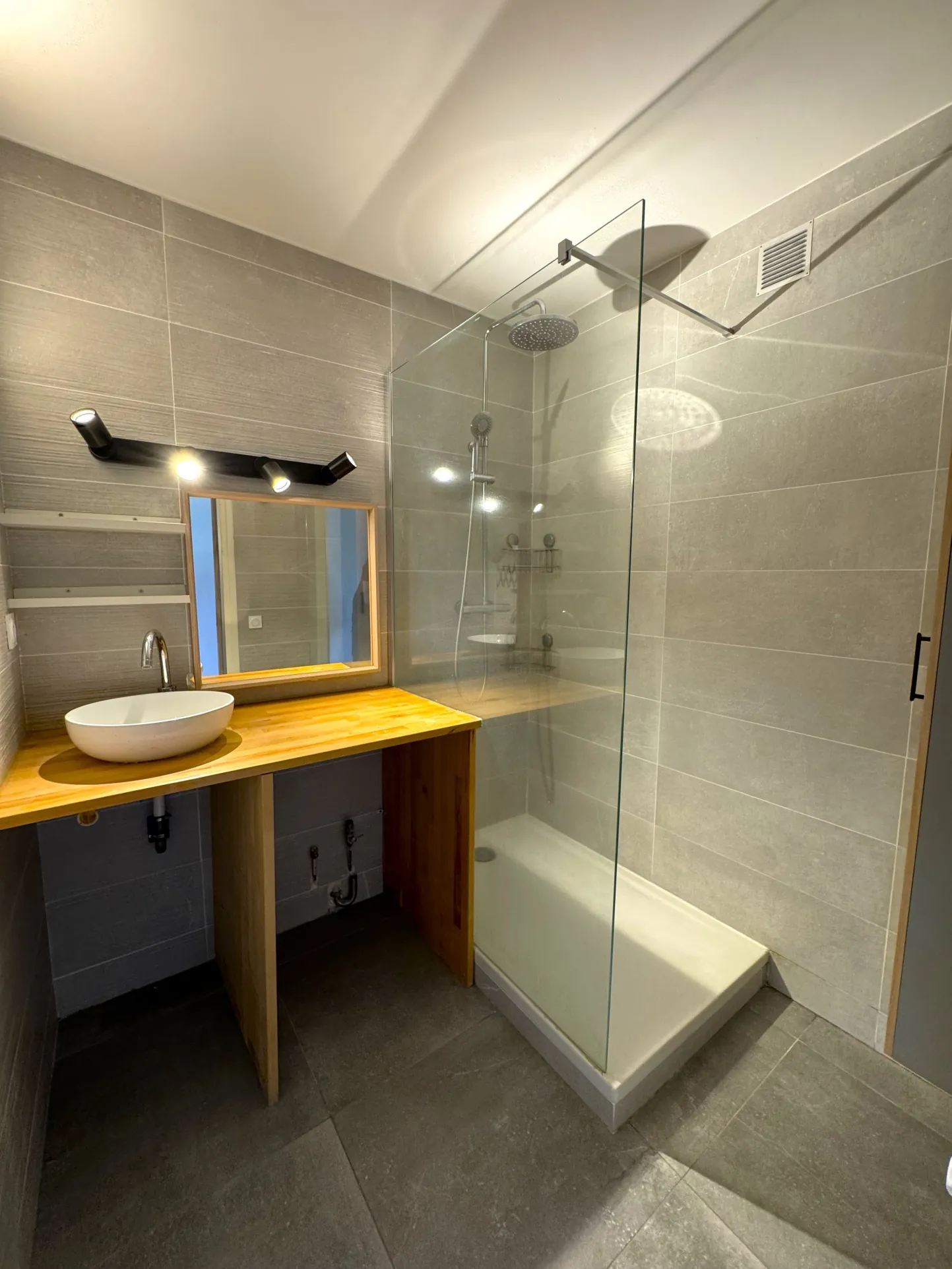 Appartement T4 rénové avec garage et cave à Clermont-Ferrand — Limite Chamalières 