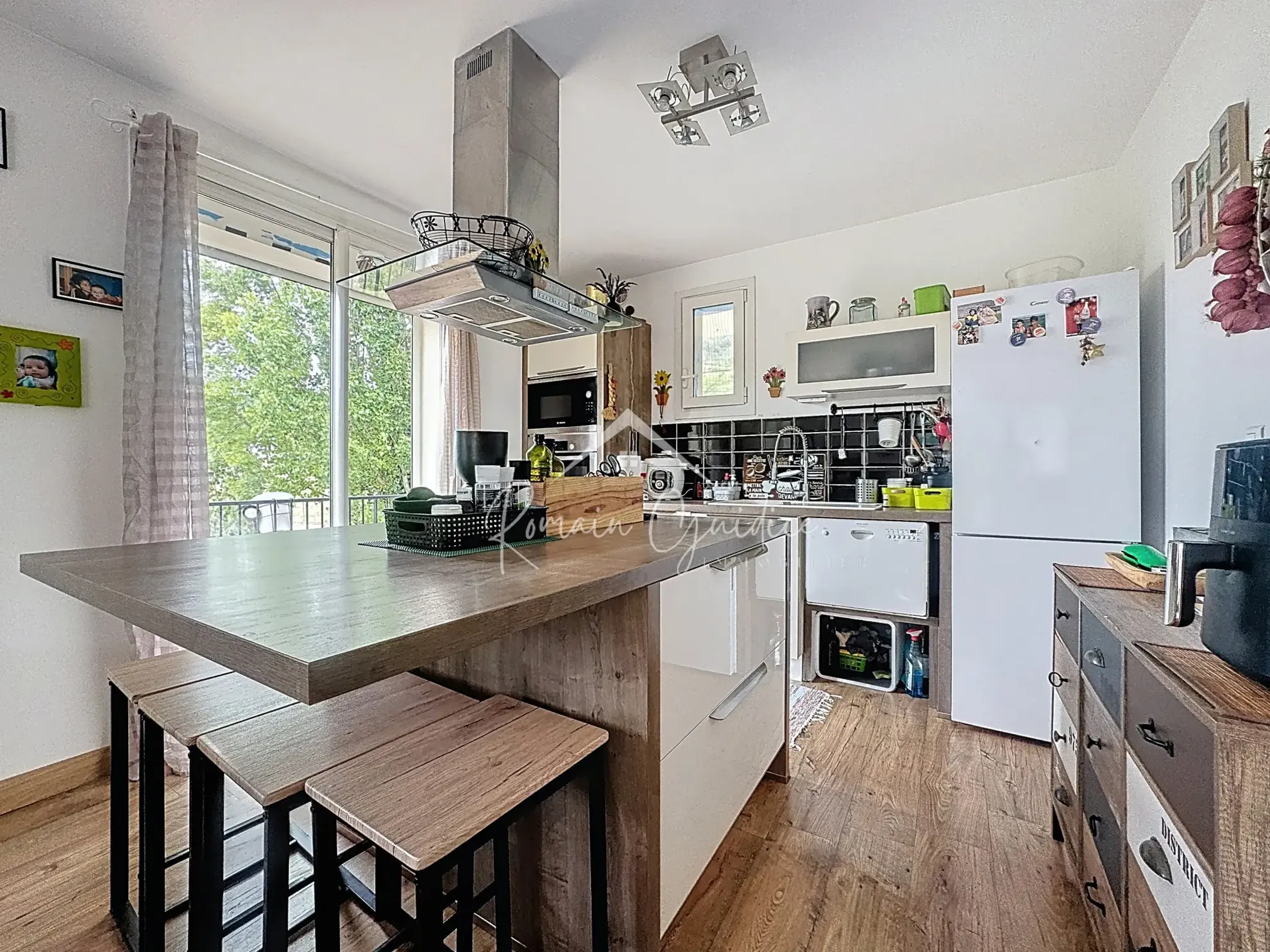 Appartement F4 de 98 m² avec garage, jardin et vue sur Millau 